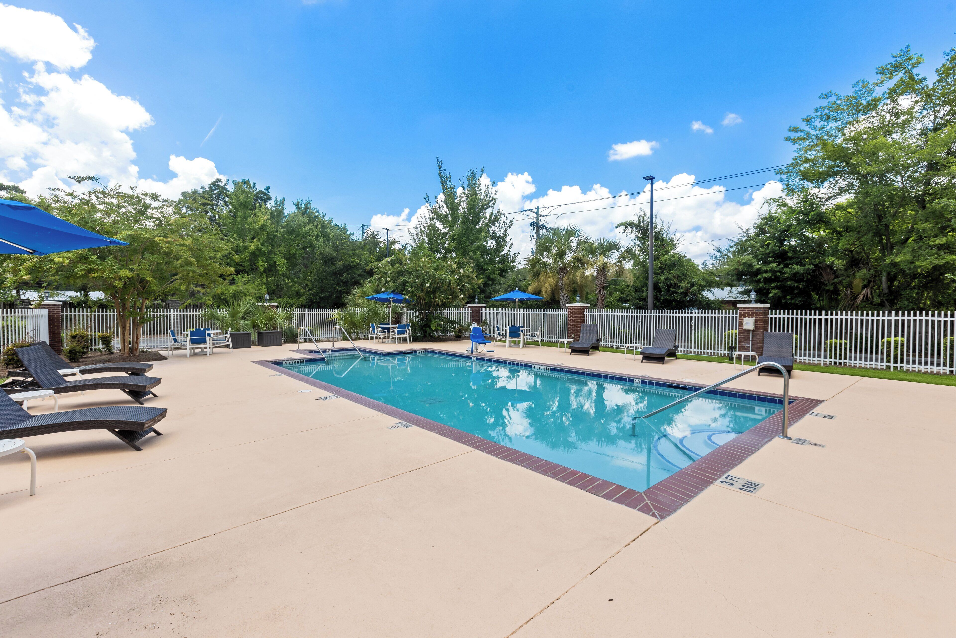 Holiday Inn Express Hotel & Suites Savannah - Midtown Holiday Inn Express Hotel & Suites Savannah - Midtown