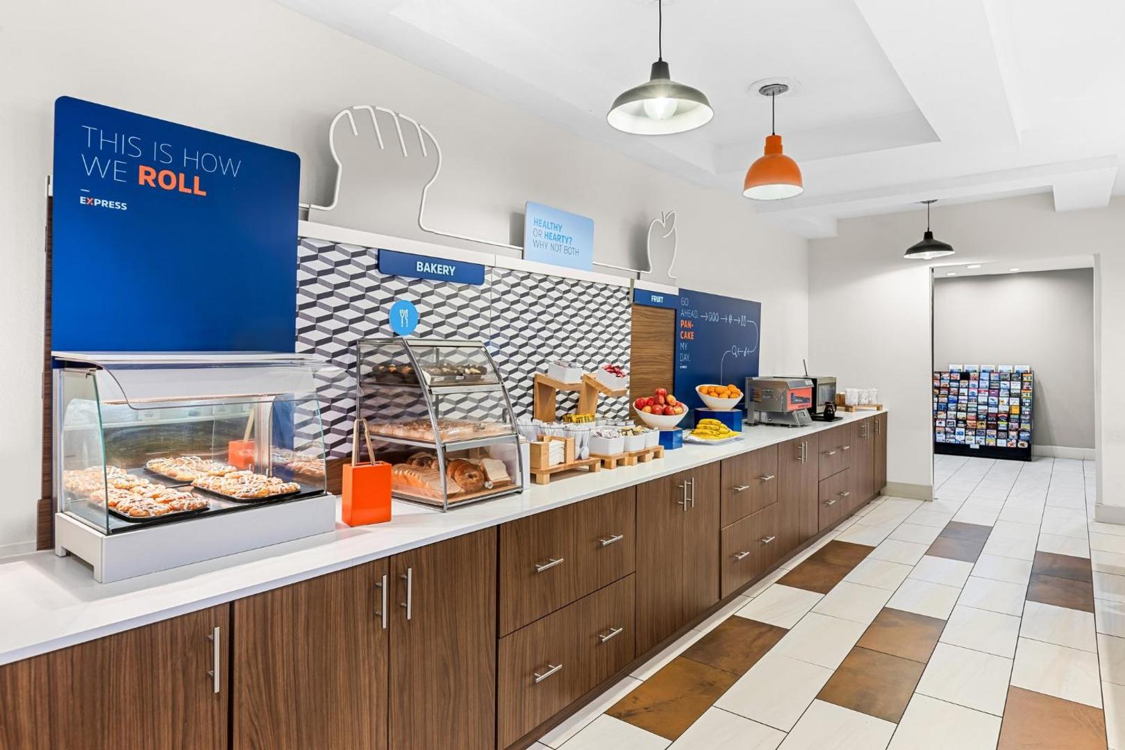 Holiday Inn Express Hotel & Suites Savannah - Midtown Holiday Inn Express Hotel & Suites Savannah - Midtown