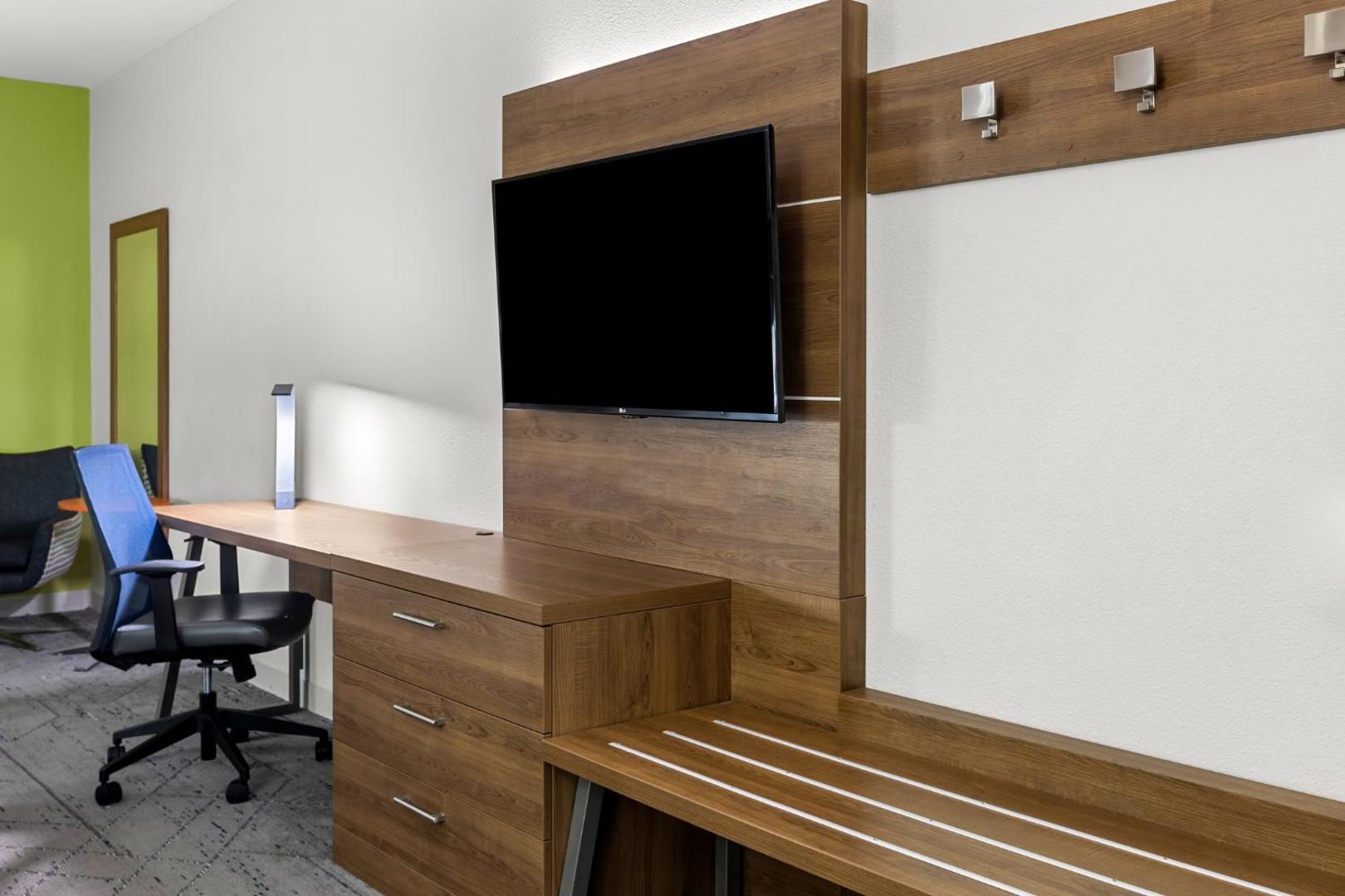 Holiday Inn Express Hotel & Suites Savannah - Midtown Holiday Inn Express Hotel & Suites Savannah - Midtown