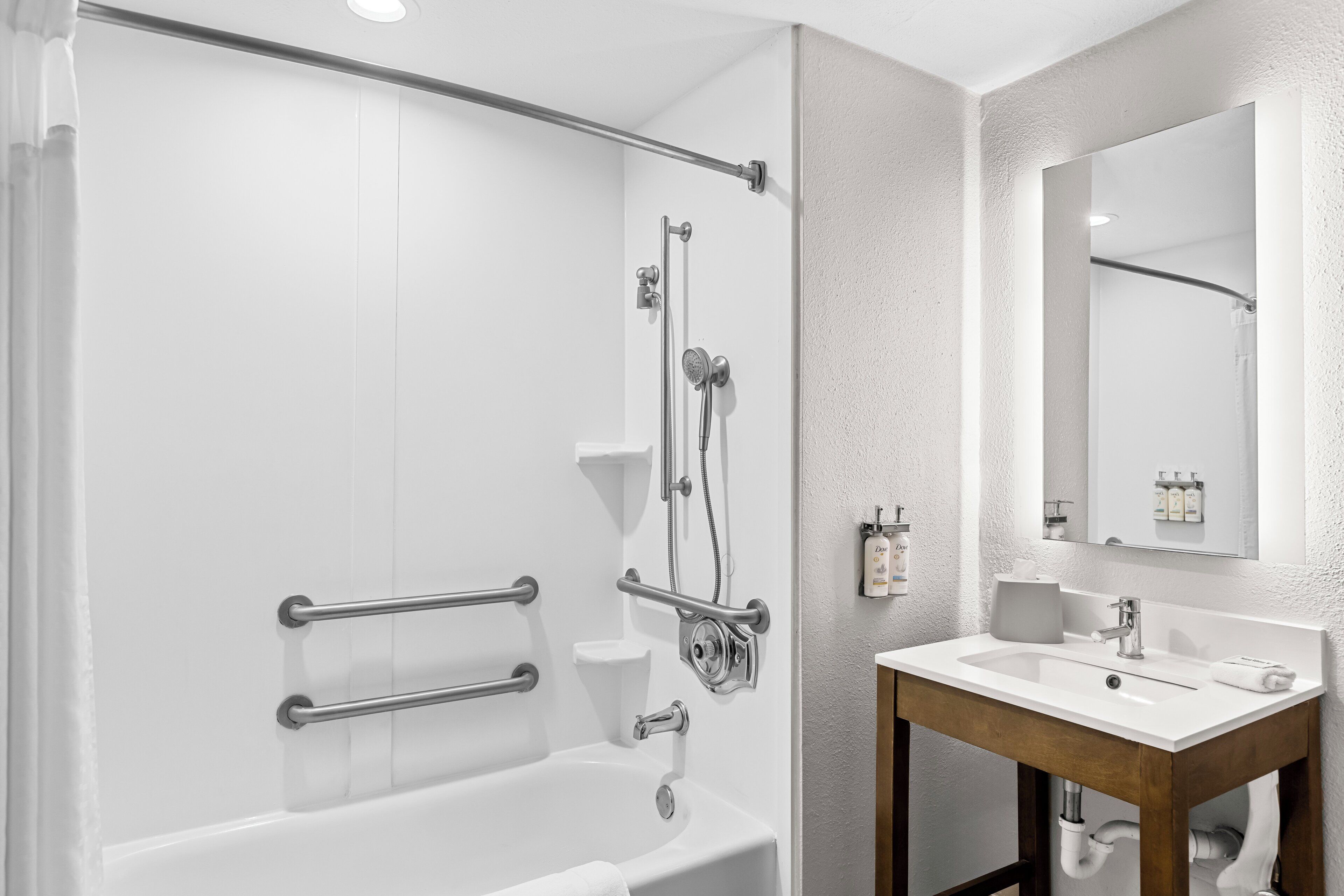 Holiday Inn Express Hotel & Suites Savannah - Midtown Holiday Inn Express Hotel & Suites Savannah - Midtown