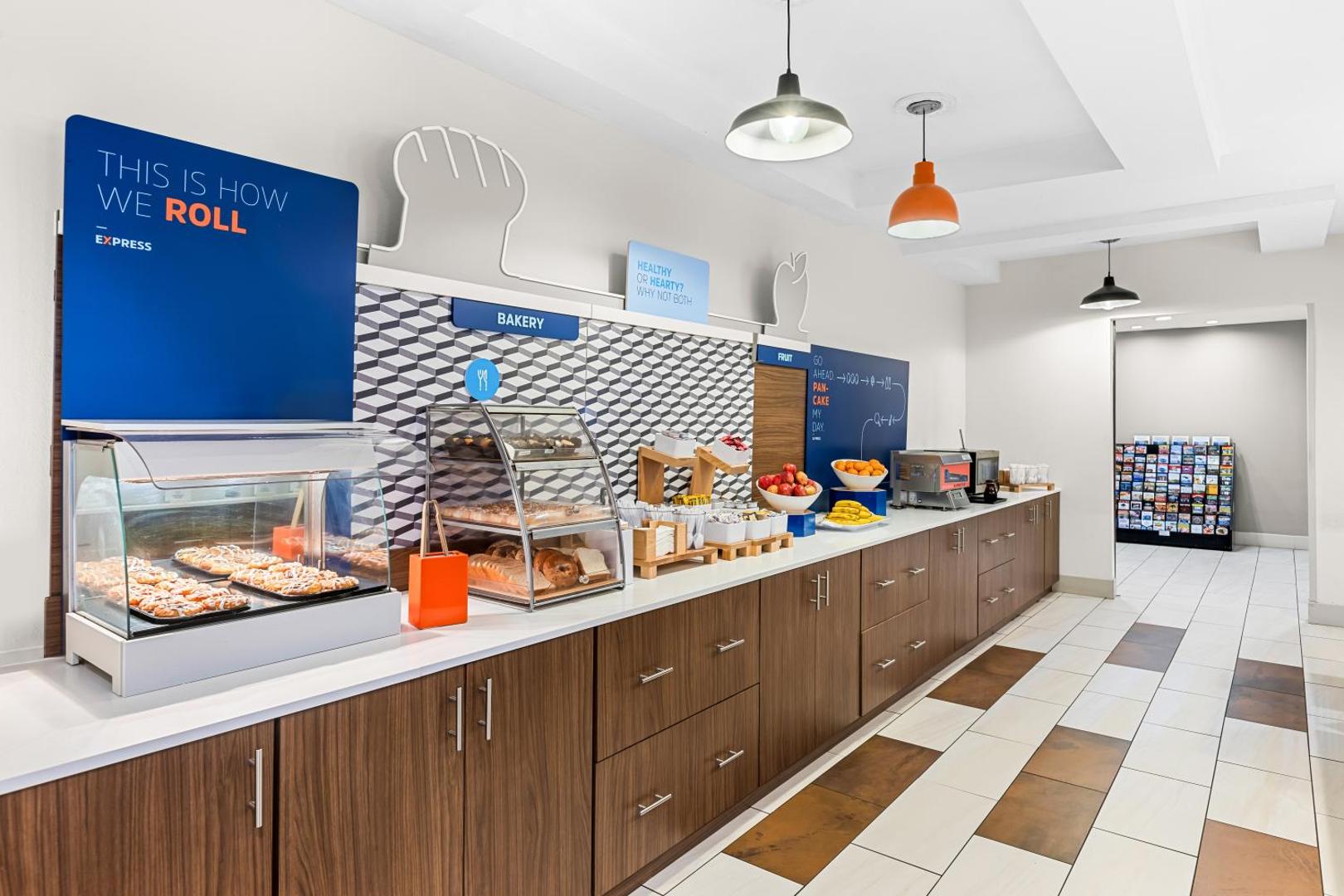 Holiday Inn Express Hotel & Suites Savannah - Midtown Holiday Inn Express Hotel & Suites Savannah - Midtown