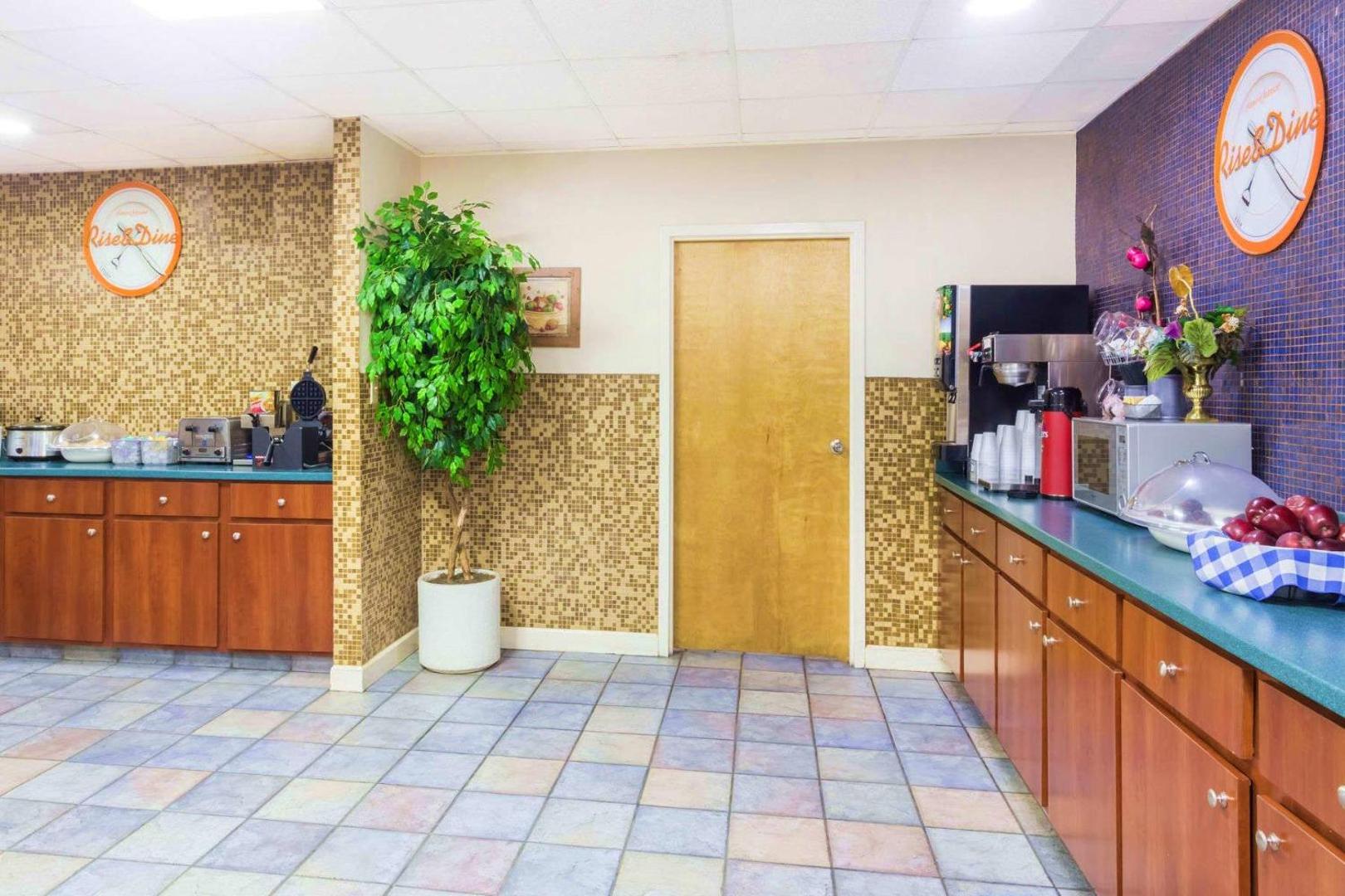 Howard Johnson by Wyndham Savannah GA Howard Johnson by Wyndham Savannah GA