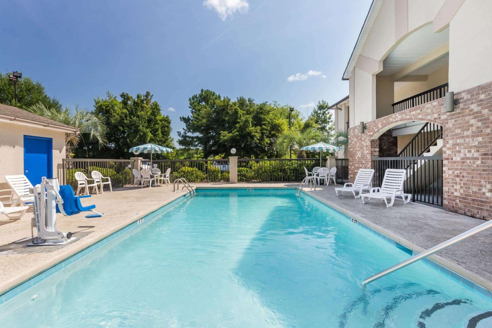 Howard Johnson by Wyndham Savannah GA Howard Johnson by Wyndham Savannah GA