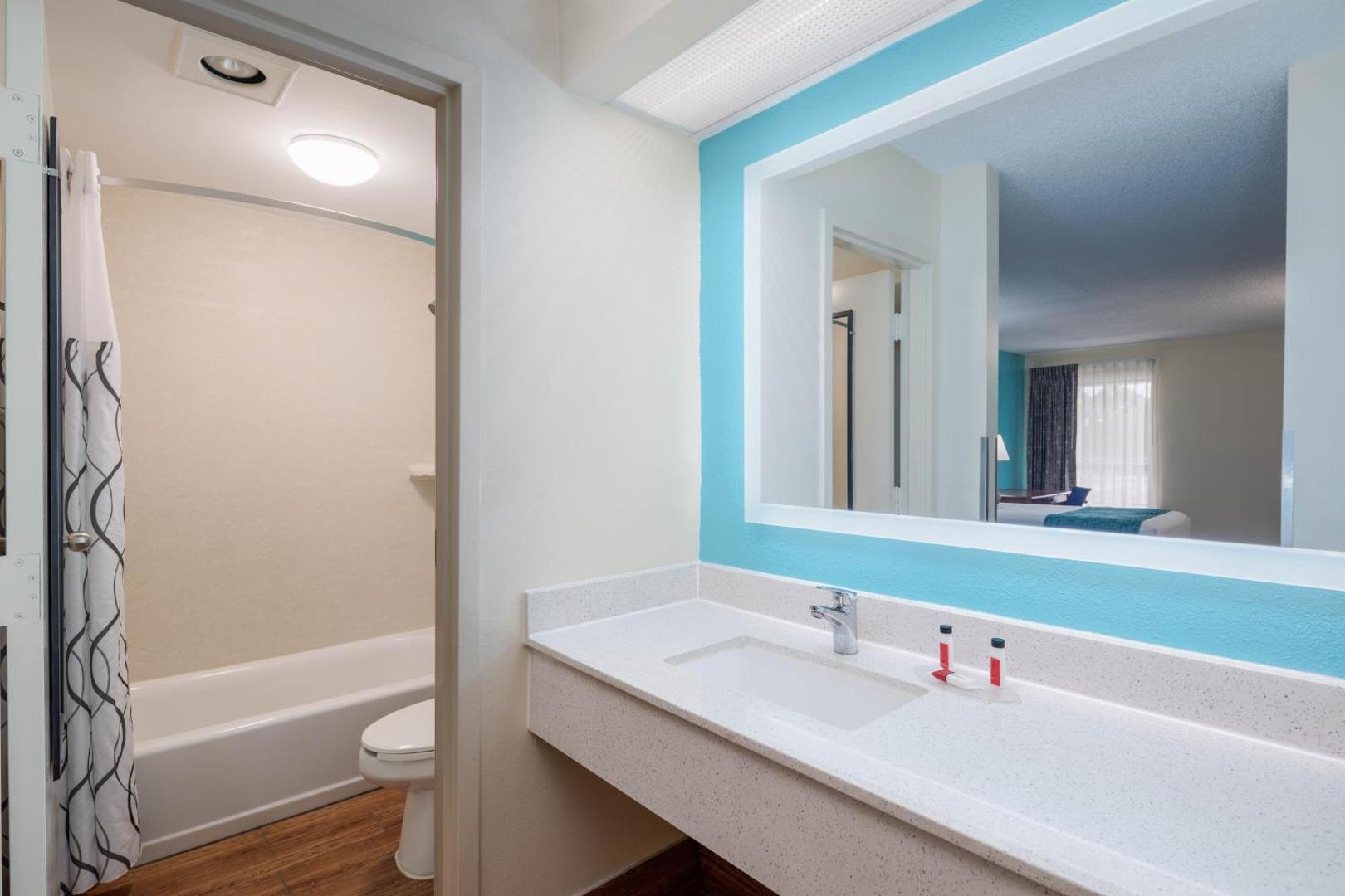 Howard Johnson by Wyndham Savannah GA Howard Johnson by Wyndham Savannah GA