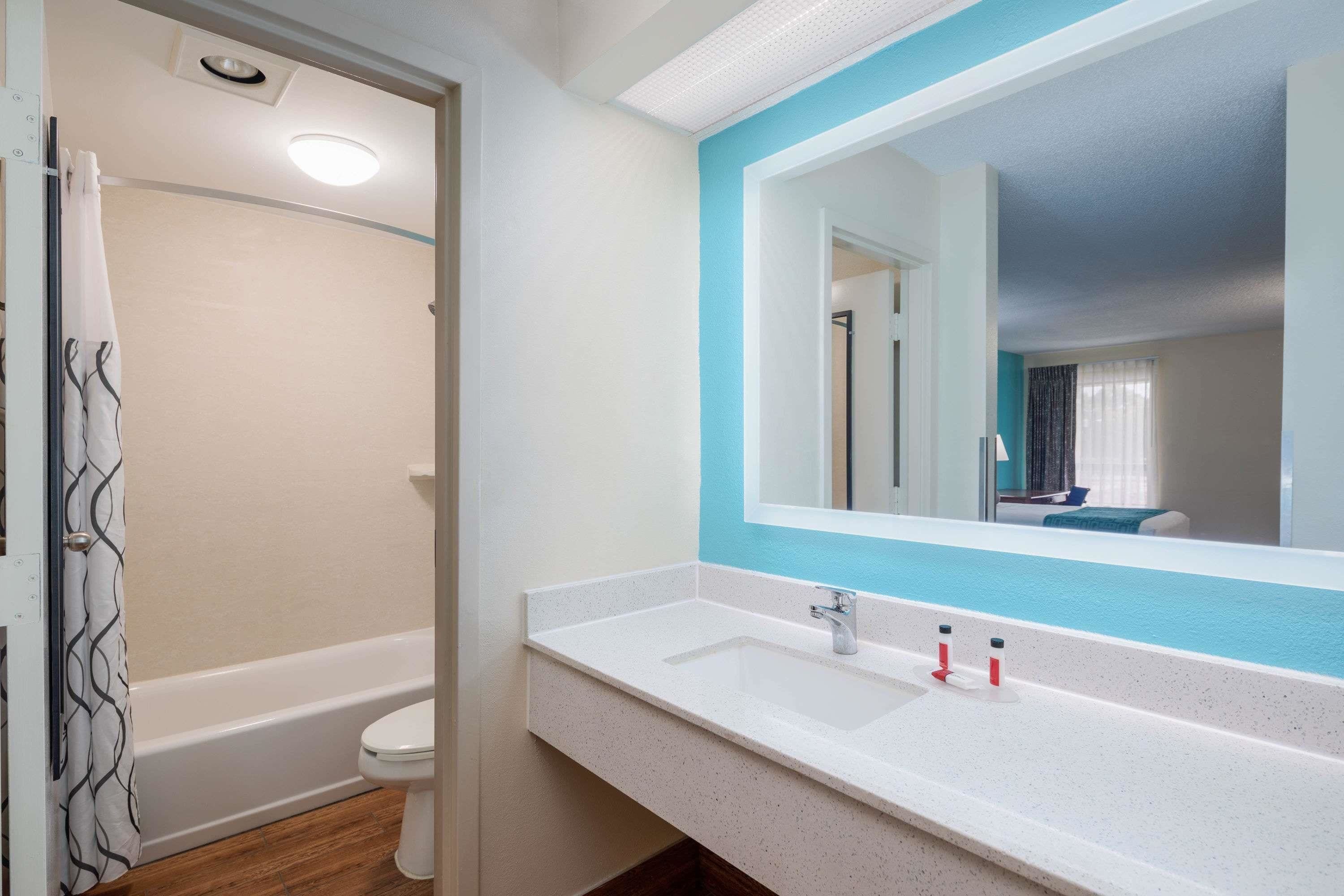 Howard Johnson by Wyndham Savannah GA Howard Johnson by Wyndham Savannah GA