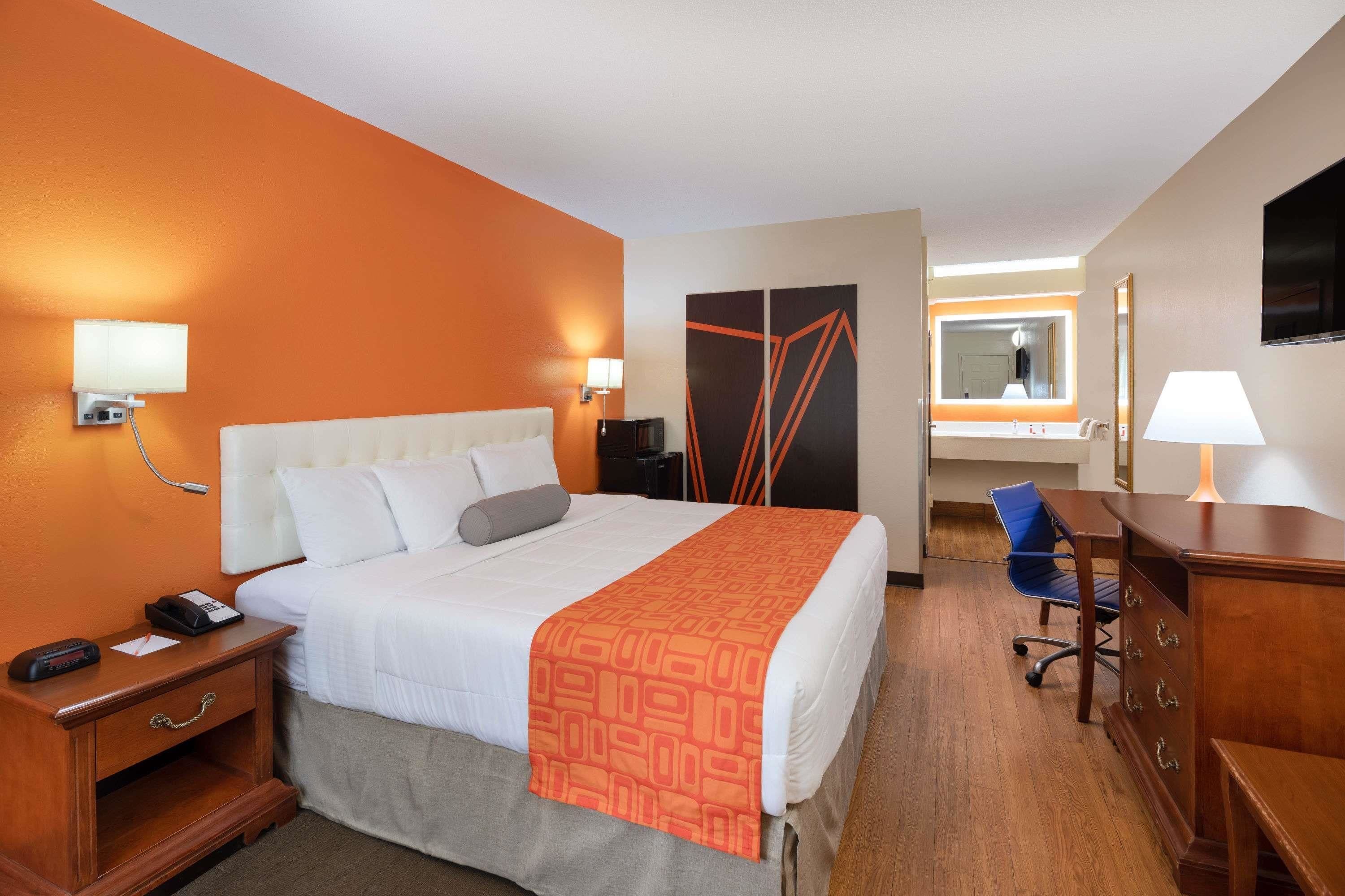 Howard Johnson by Wyndham Savannah GA Howard Johnson by Wyndham Savannah GA