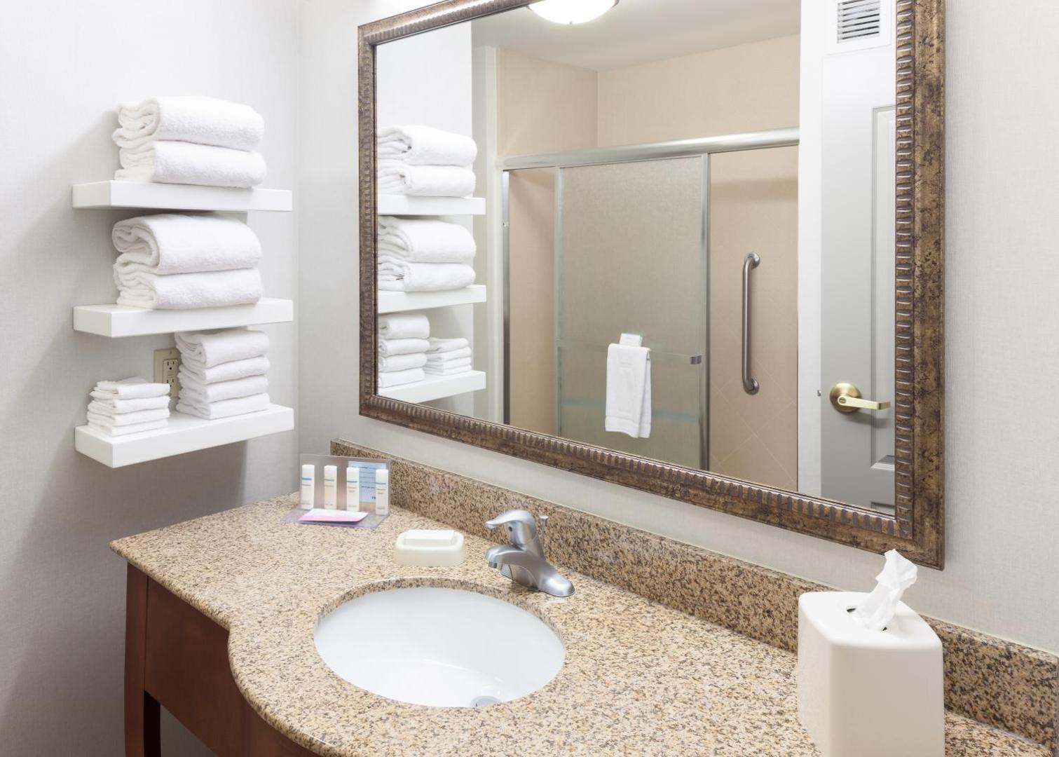 Hampton Inn & Suites Cedar Rapids Hampton Inn & Suites Cedar Rapids