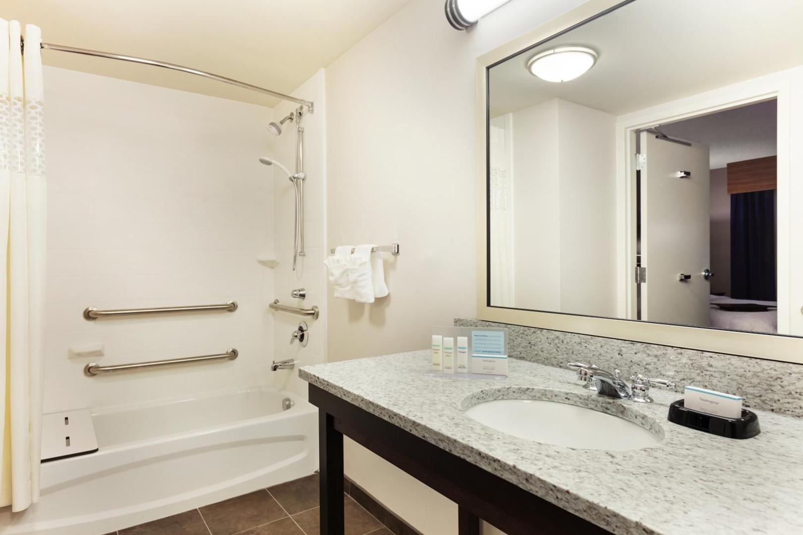 Hampton Inn & Suites Camp Springs Hampton Inn & Suites Camp Springs