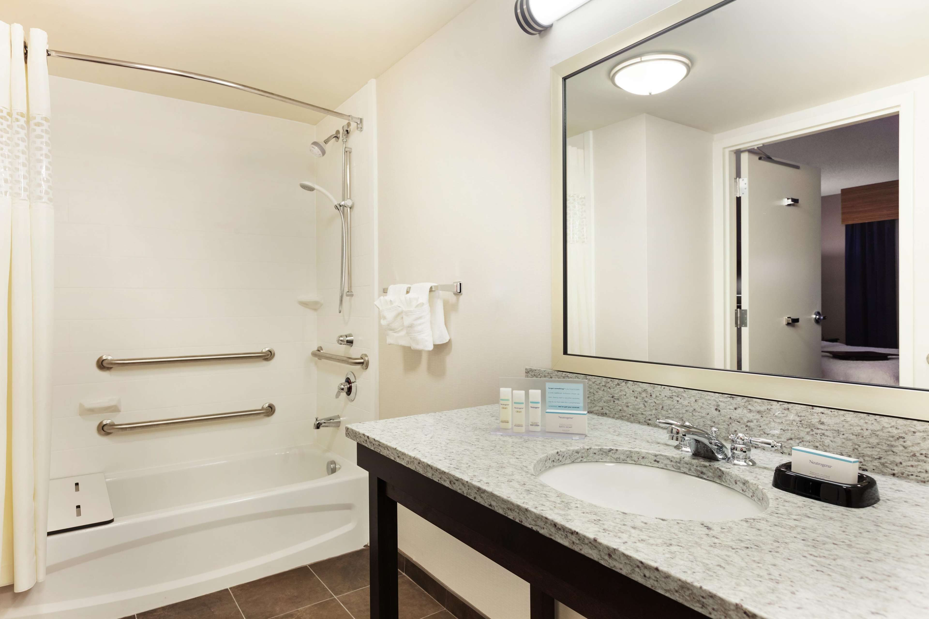 Hampton Inn & Suites Camp Springs Hampton Inn & Suites Camp Springs