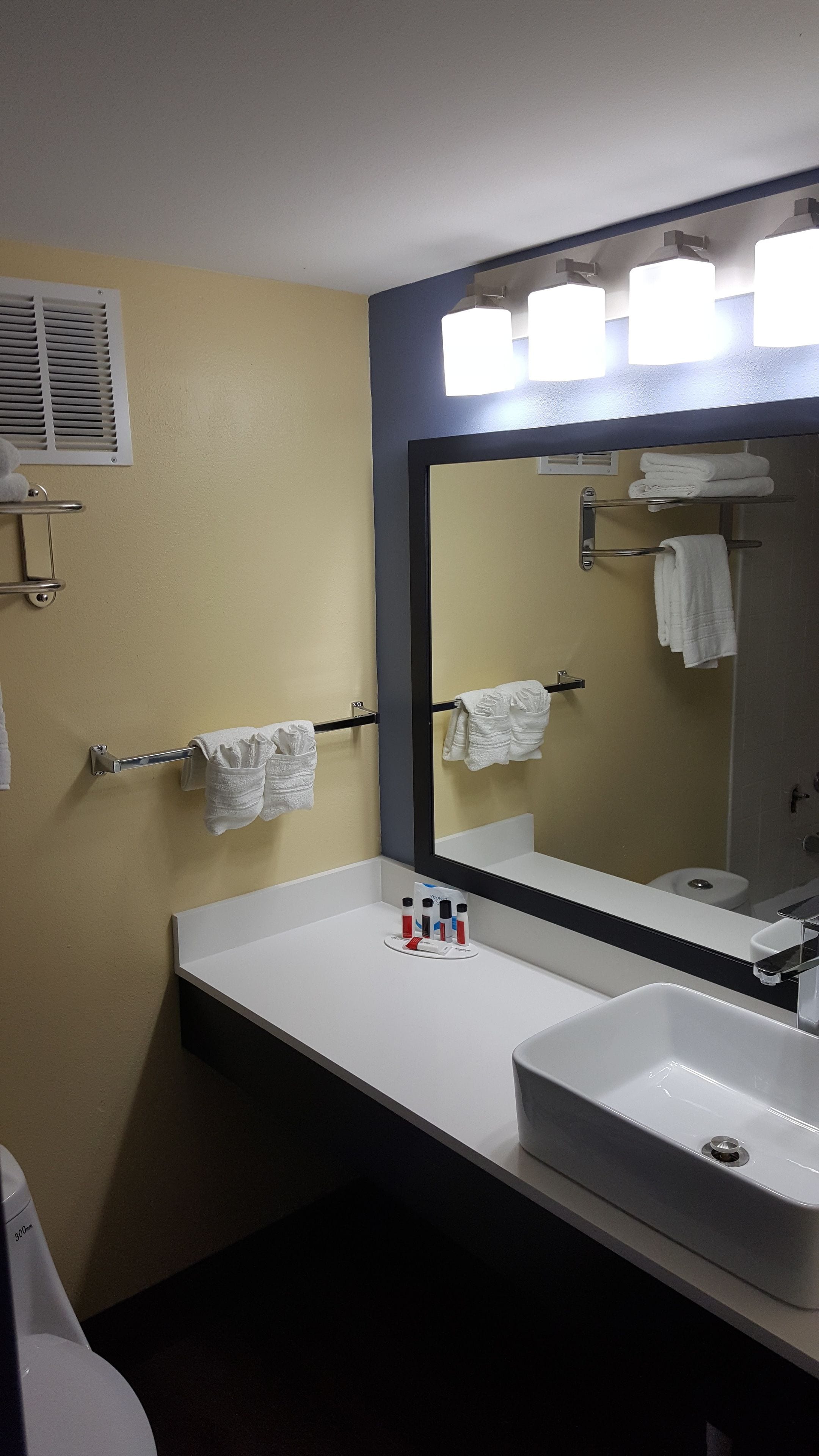Days Inn and Suites by Wyndham Grand Rapids Near Downtown Days Inn and Suites by Wyndham Grand Rapids Near Downtown