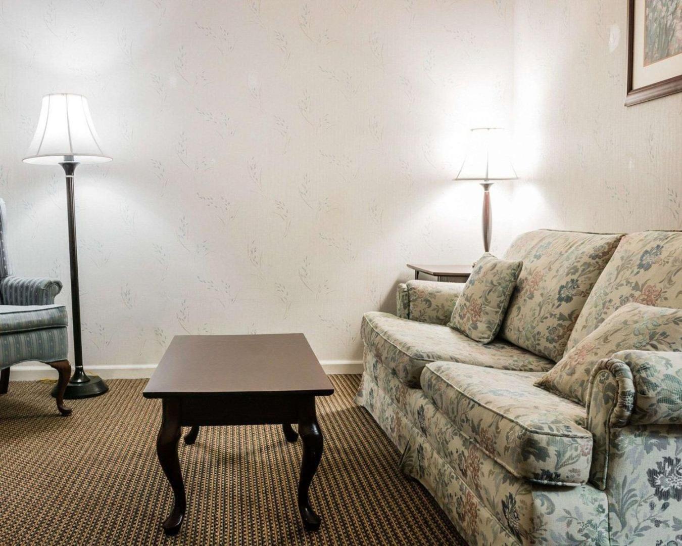 Econo Lodge & Suites Econo Lodge & Suites