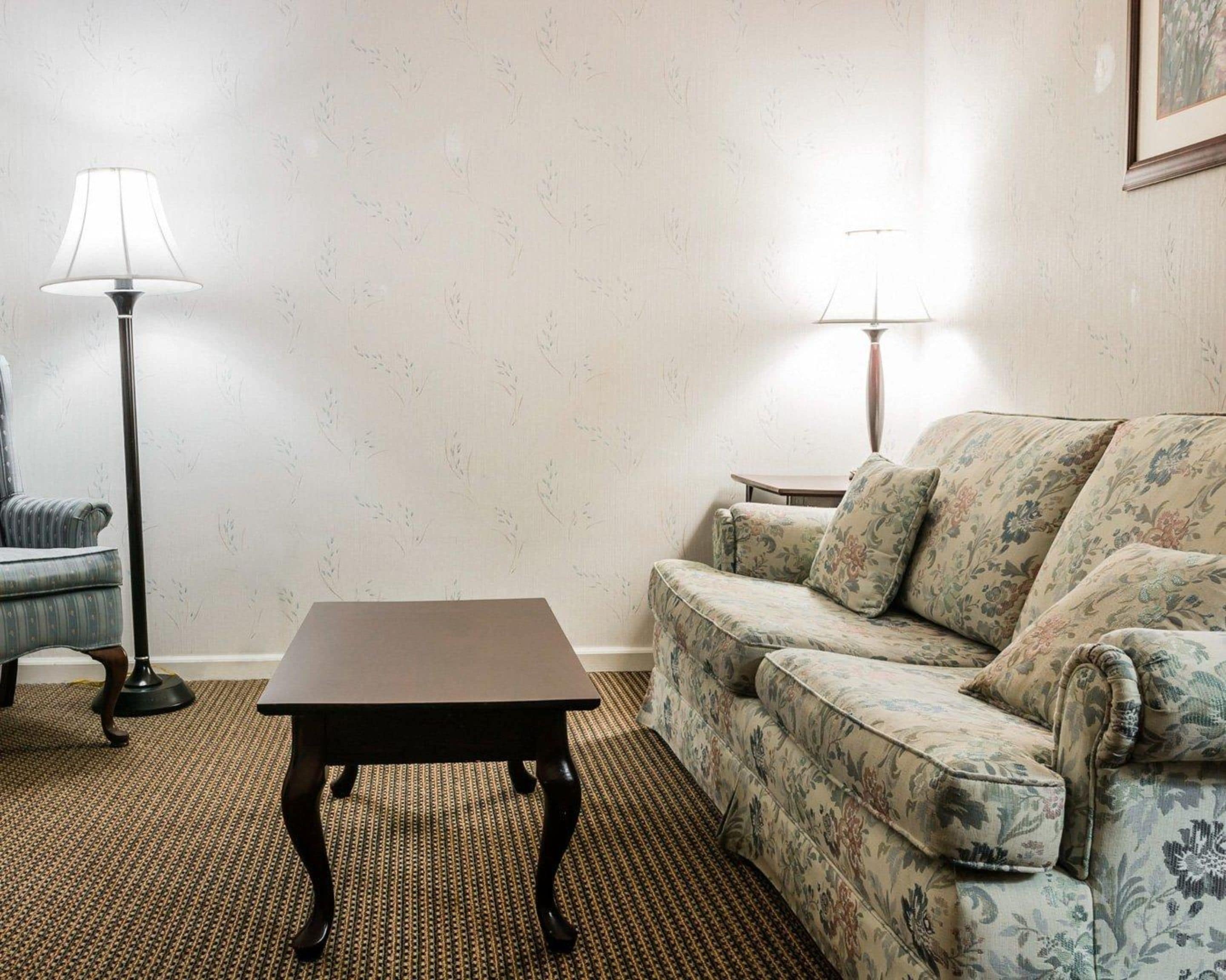 Econo Lodge & Suites Econo Lodge & Suites