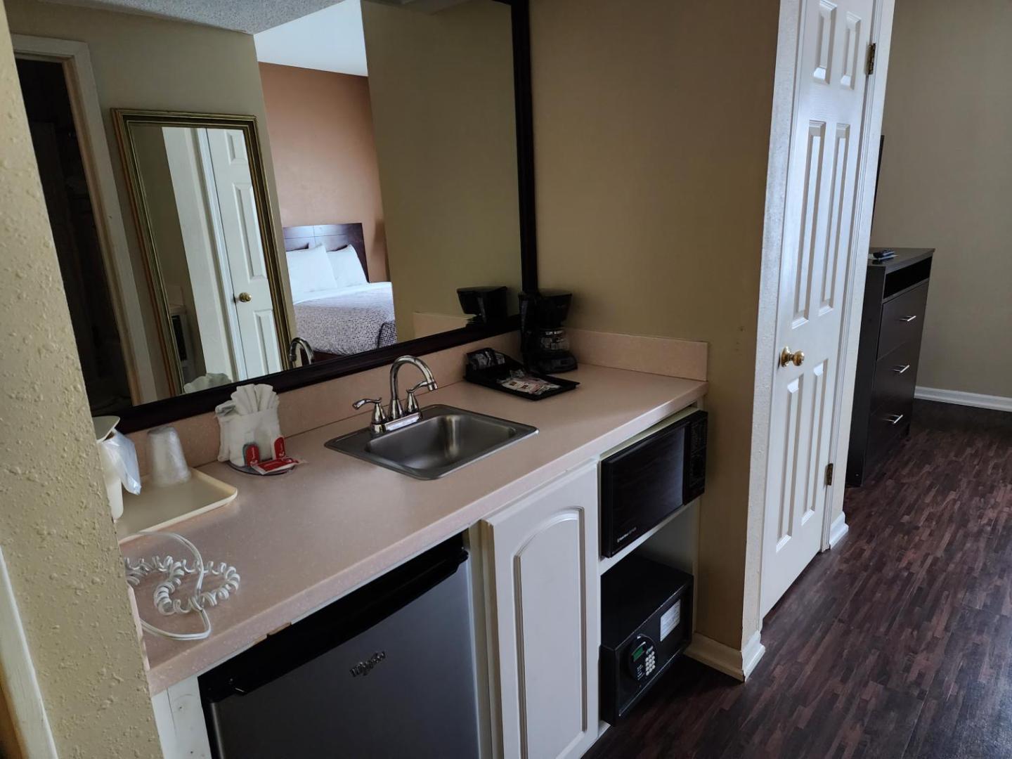 Econo Lodge & Suites Econo Lodge & Suites