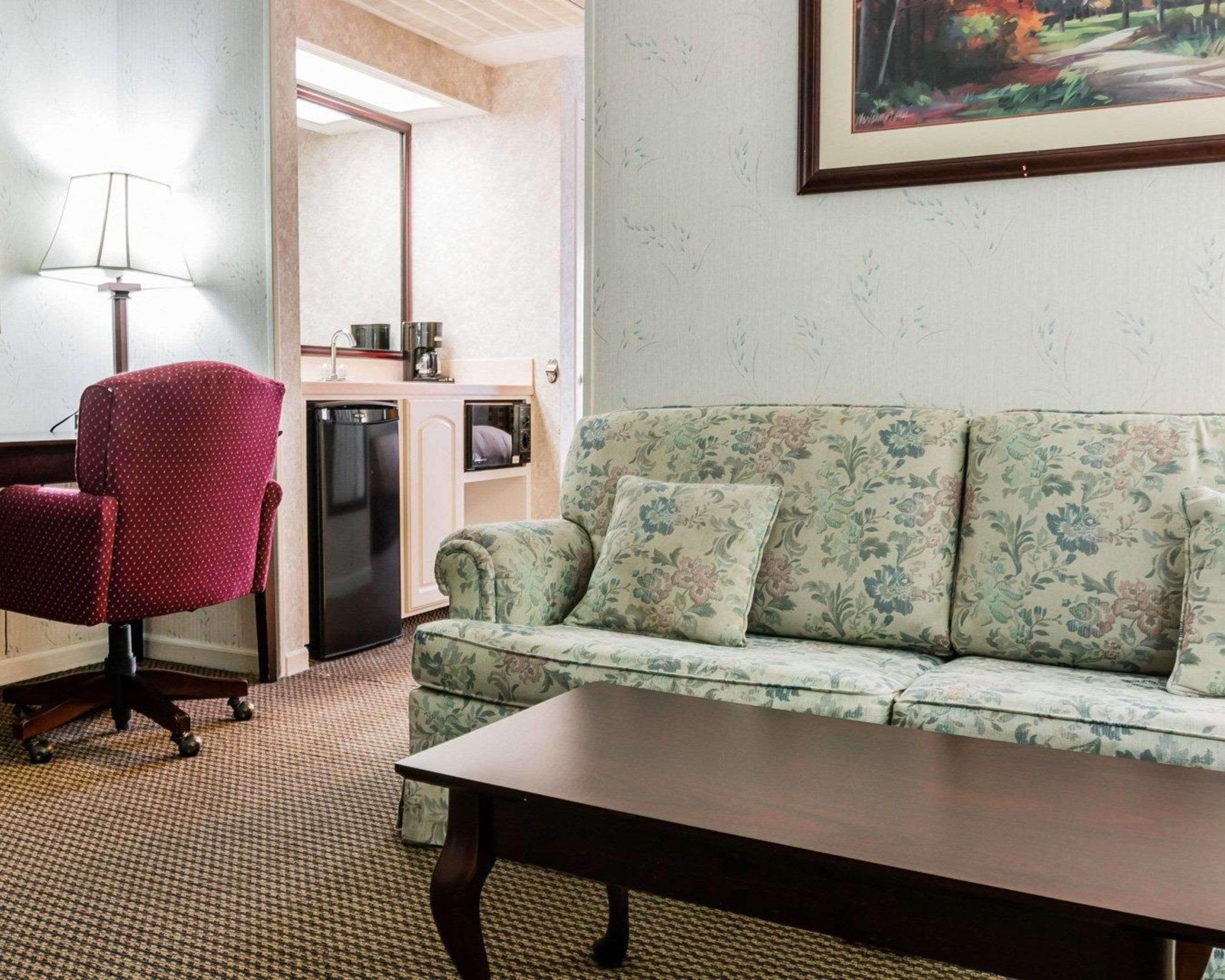 Econo Lodge & Suites Econo Lodge & Suites