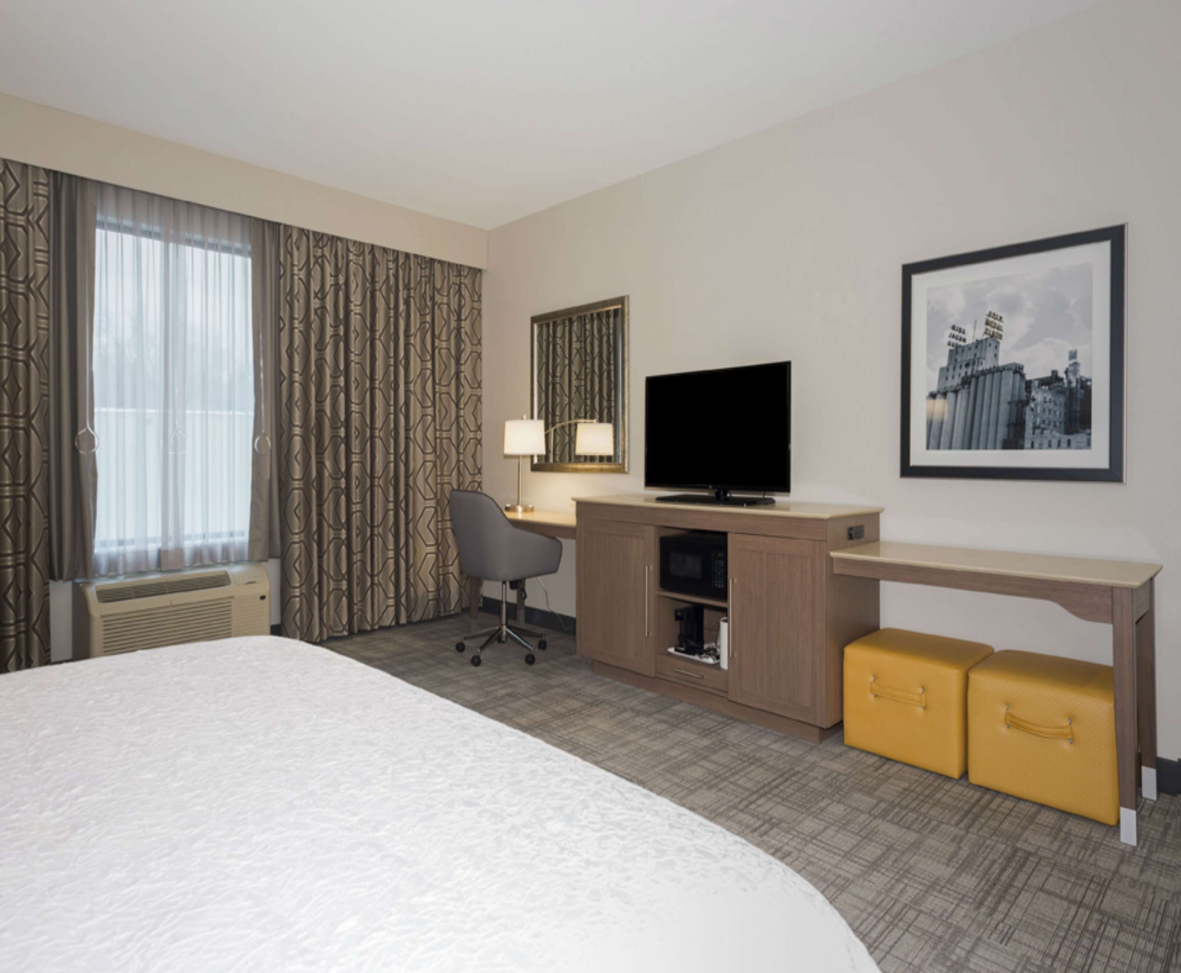Hampton Inn & Suites Minneapolis University Area Hampton Inn & Suites Minneapolis University Area