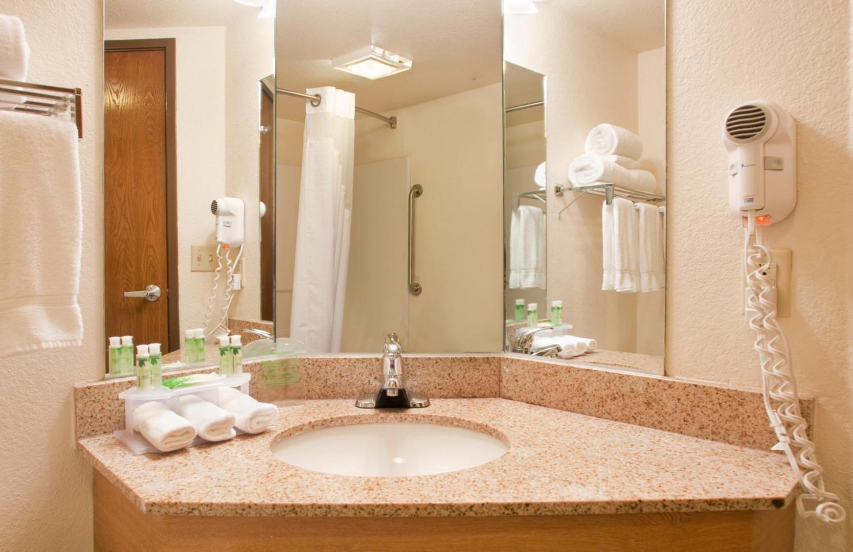 Holiday Inn Express & Suites Branson 76 Central Holiday Inn Express & Suites Branson 76 Central