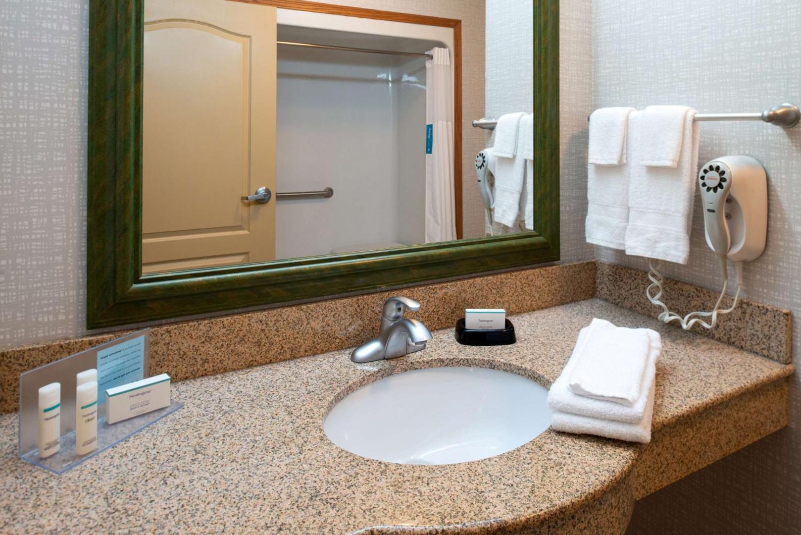 Hampton Inn Kansas City-Near Worlds of Fun Hampton Inn Kansas City-Near Worlds of Fun