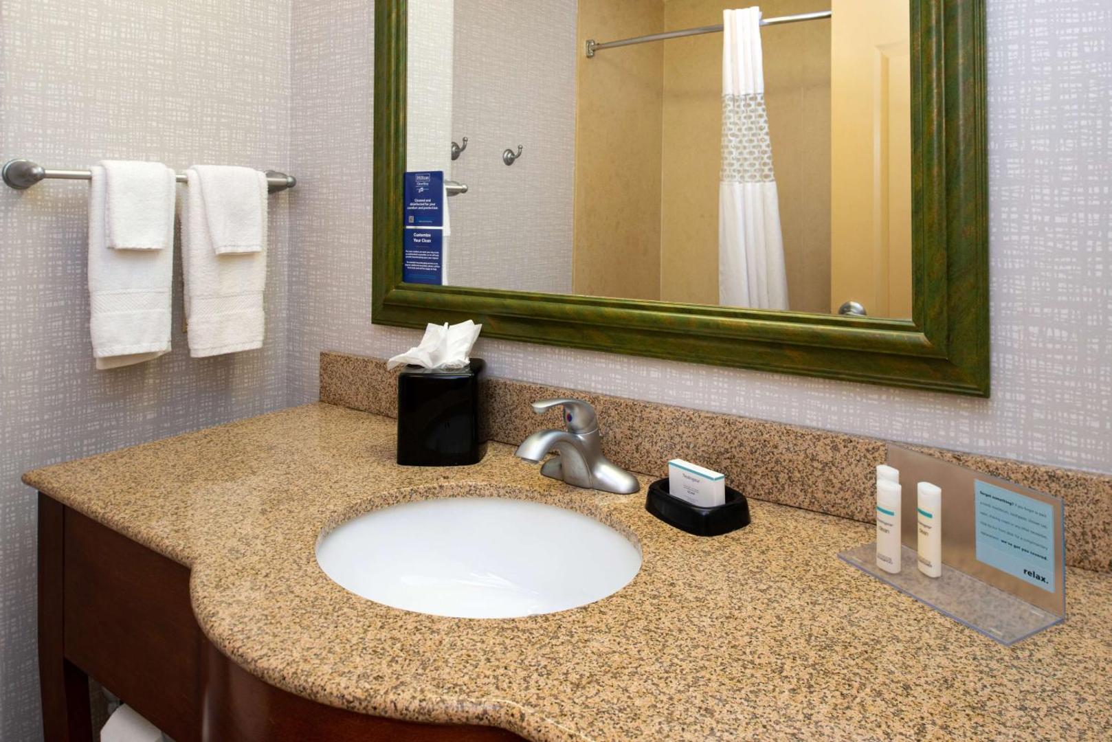 Hampton Inn Kansas City-Near Worlds of Fun Hampton Inn Kansas City-Near Worlds of Fun