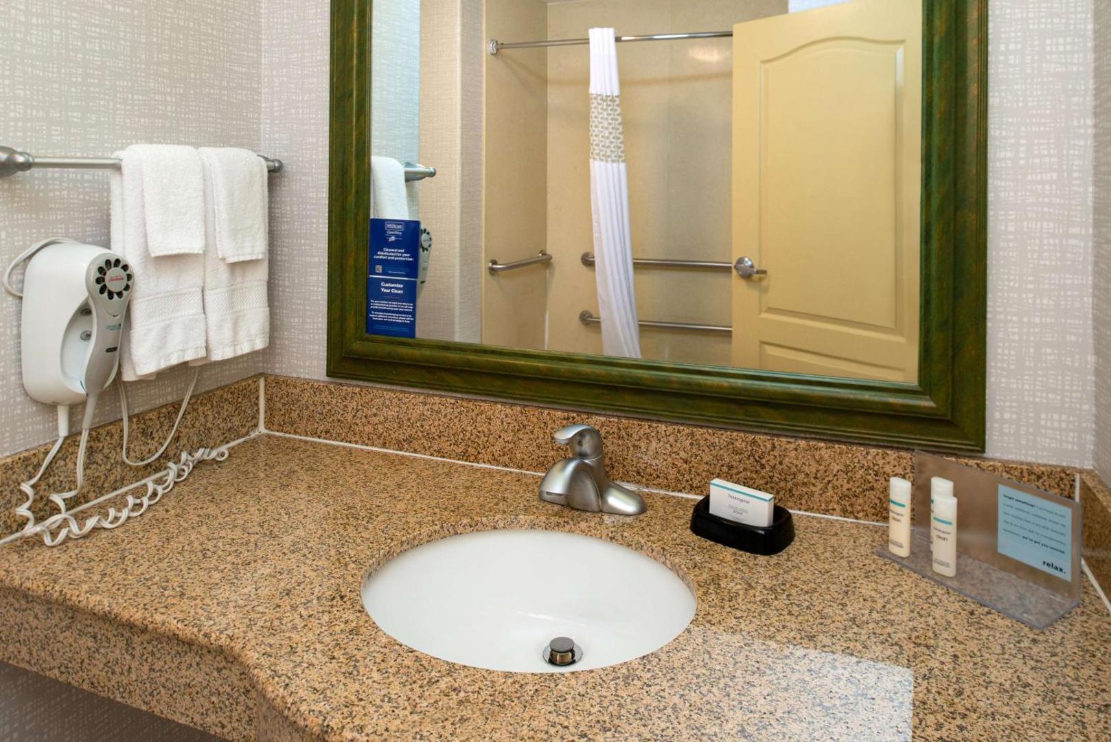 Hampton Inn Kansas City-Near Worlds of Fun Hampton Inn Kansas City-Near Worlds of Fun