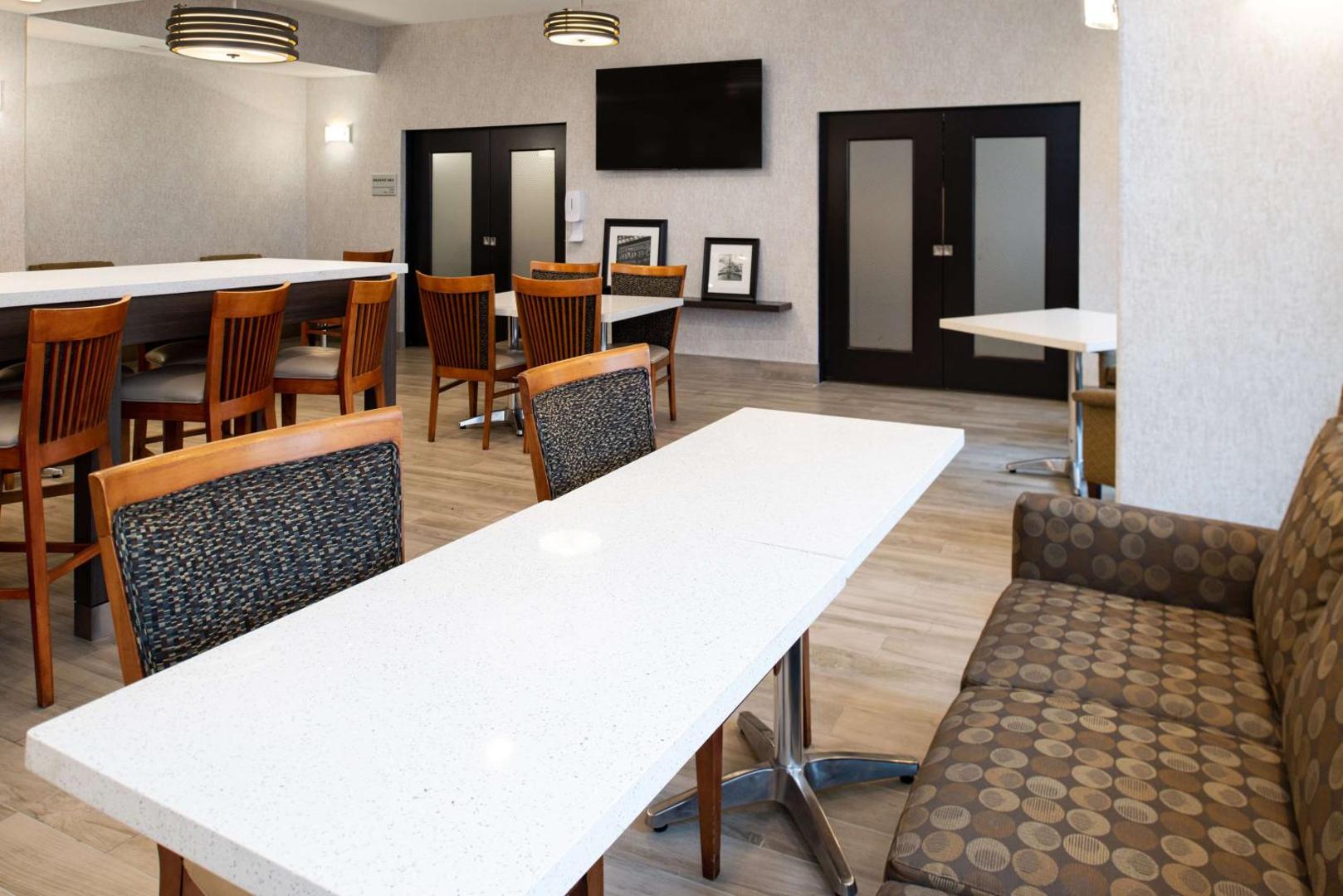 Hampton Inn Kansas City-Near Worlds of Fun Hampton Inn Kansas City-Near Worlds of Fun