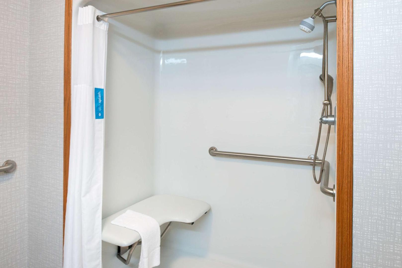 Hampton Inn Kansas City-Near Worlds of Fun Hampton Inn Kansas City-Near Worlds of Fun