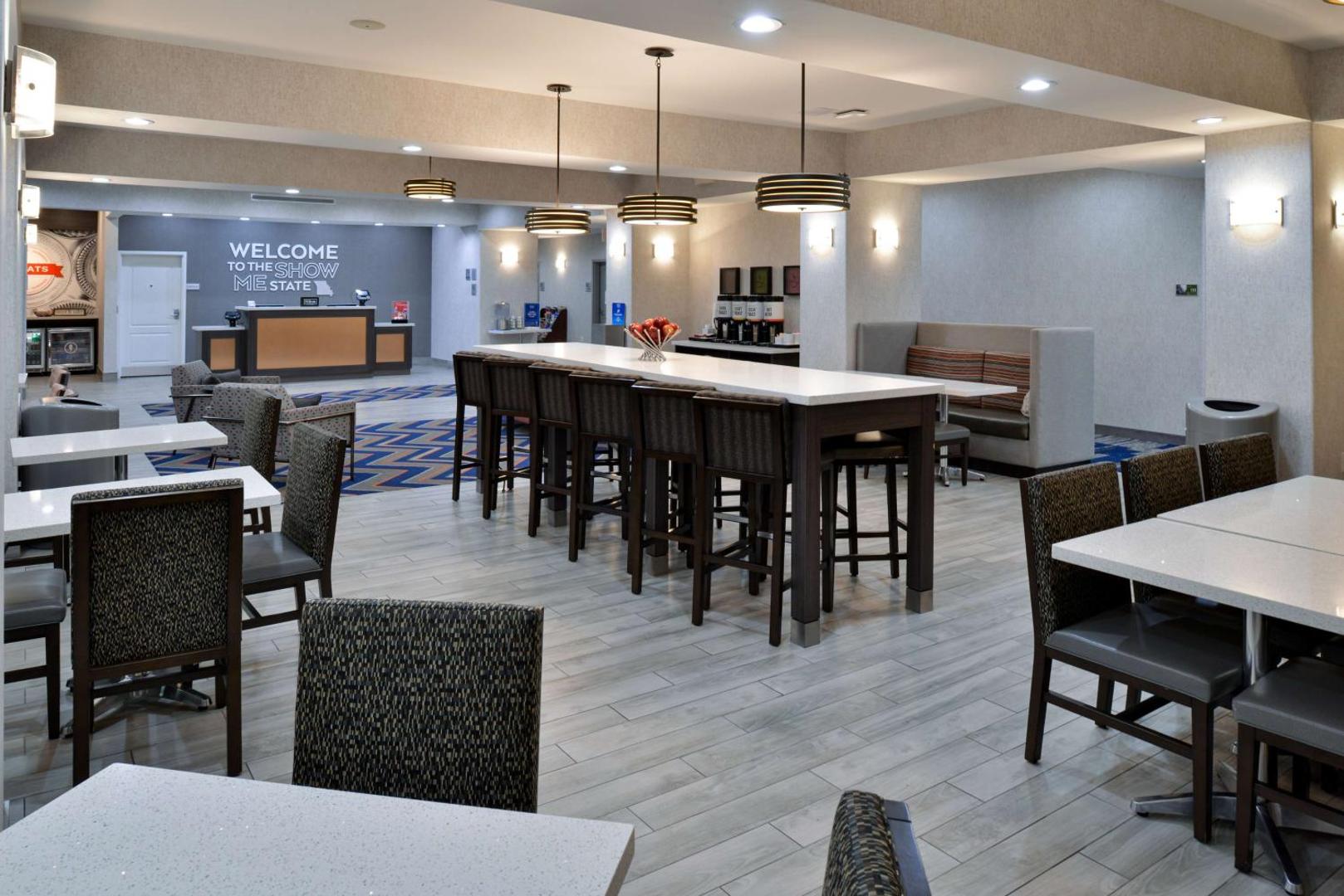 Hampton Inn Kansas City-Near Worlds of Fun Hampton Inn Kansas City-Near Worlds of Fun