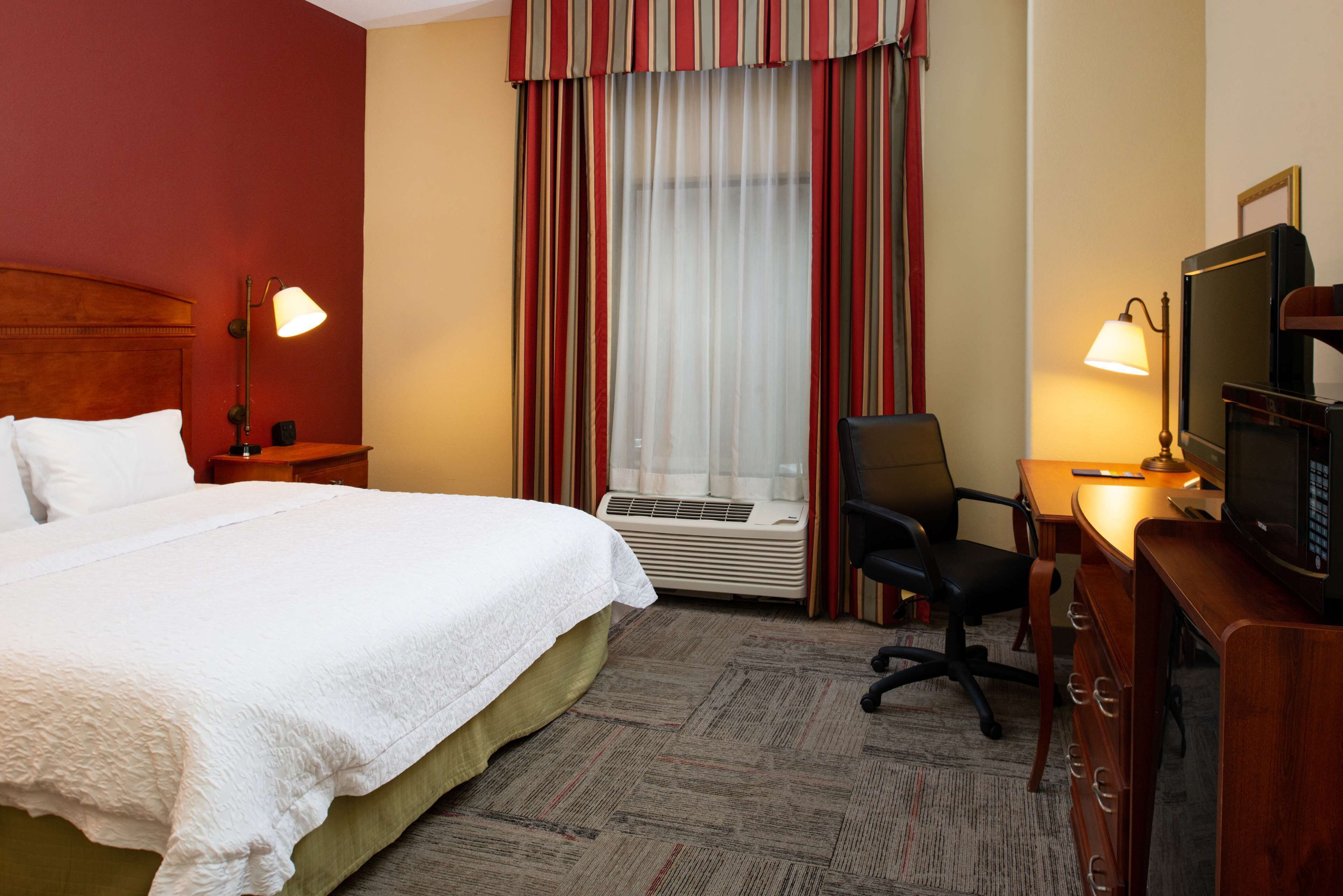 Hampton Inn Kansas City-Near Worlds of Fun Hampton Inn Kansas City-Near Worlds of Fun