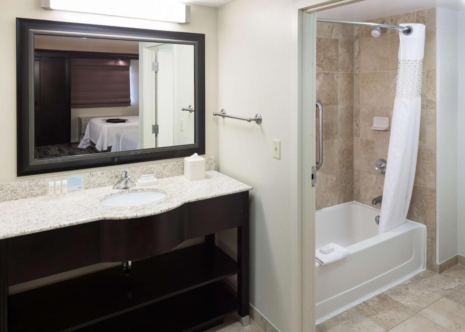 Hampton Inn & Suites Omaha-Downtown Hampton Inn & Suites Omaha-Downtown