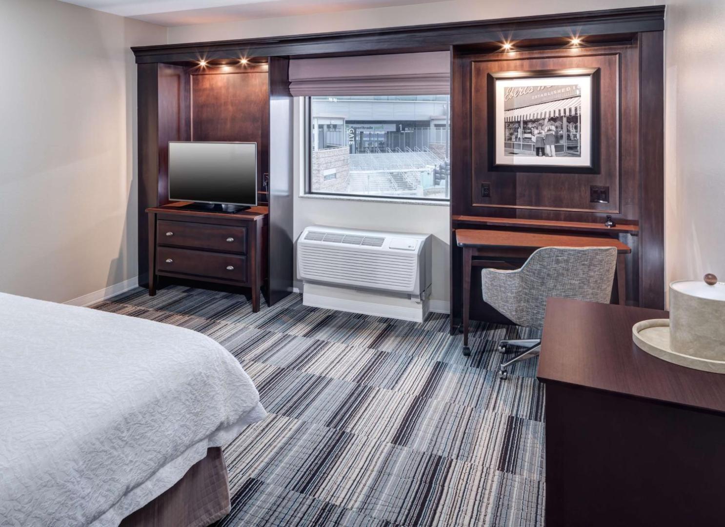 Hampton Inn & Suites Omaha-Downtown Hampton Inn & Suites Omaha-Downtown