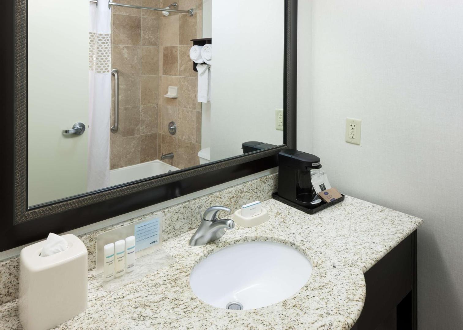 Hampton Inn & Suites Omaha-Downtown Hampton Inn & Suites Omaha-Downtown