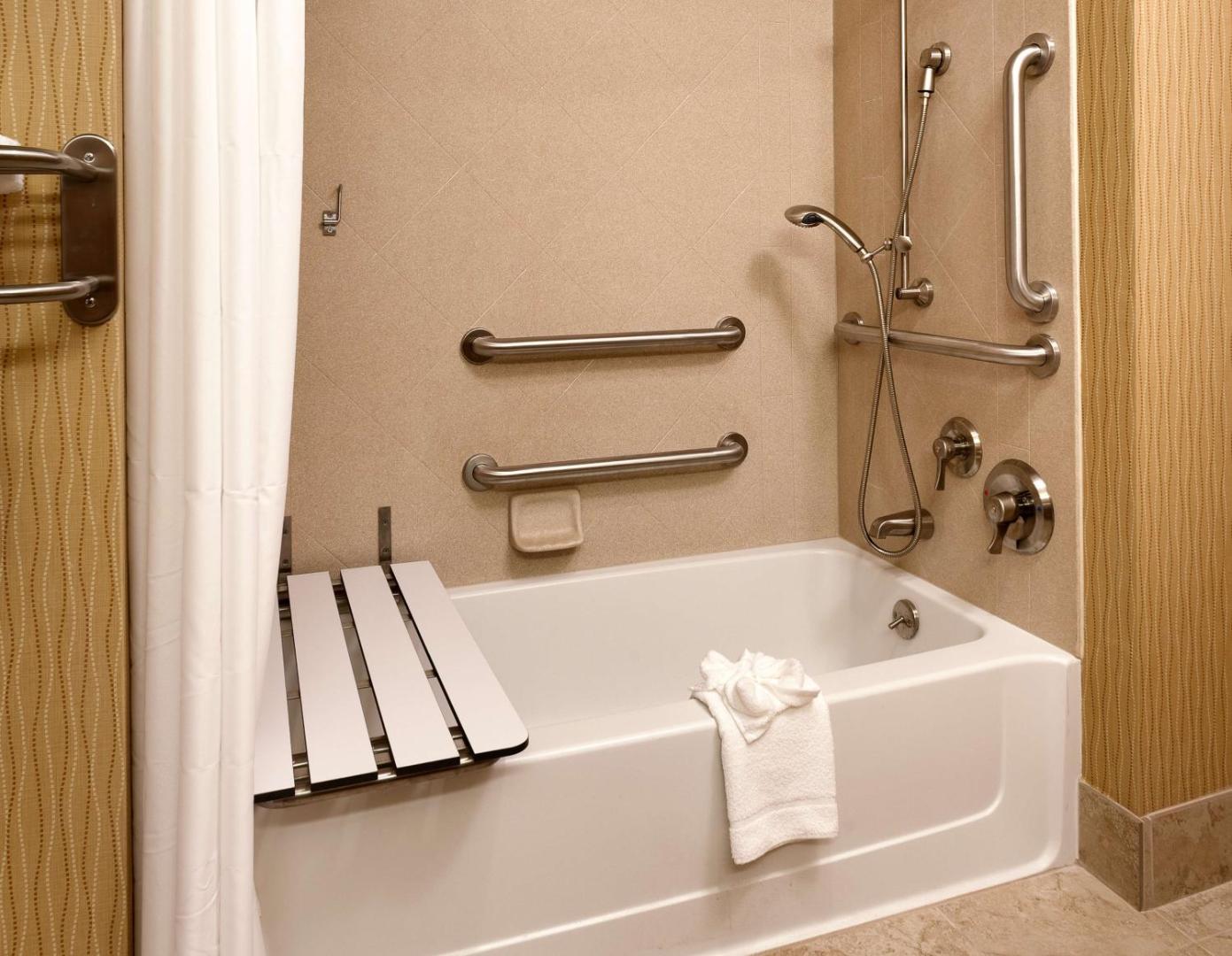 Hampton Inn Omaha/West Dodge Road (Old Mill) Hampton Inn Omaha/West Dodge Road (Old Mill)
