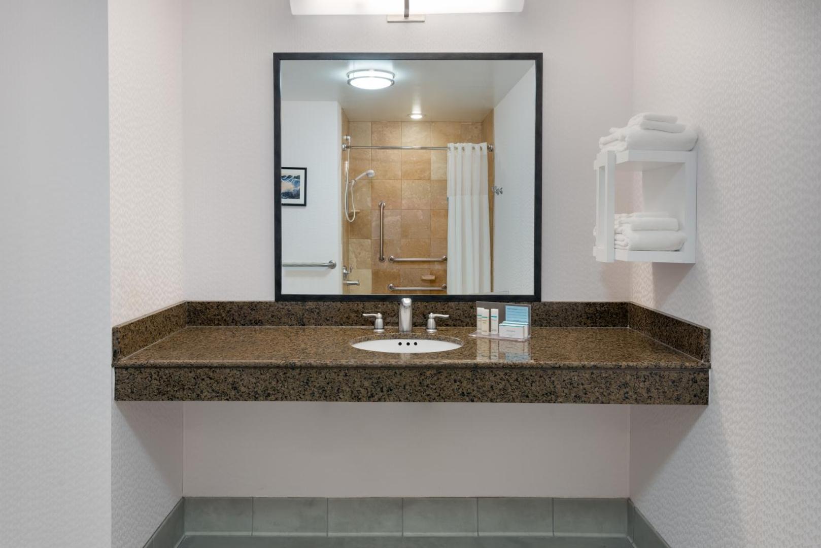 Hampton Inn & Suites Buffalo/Downtown Hampton Inn & Suites Buffalo/Downtown