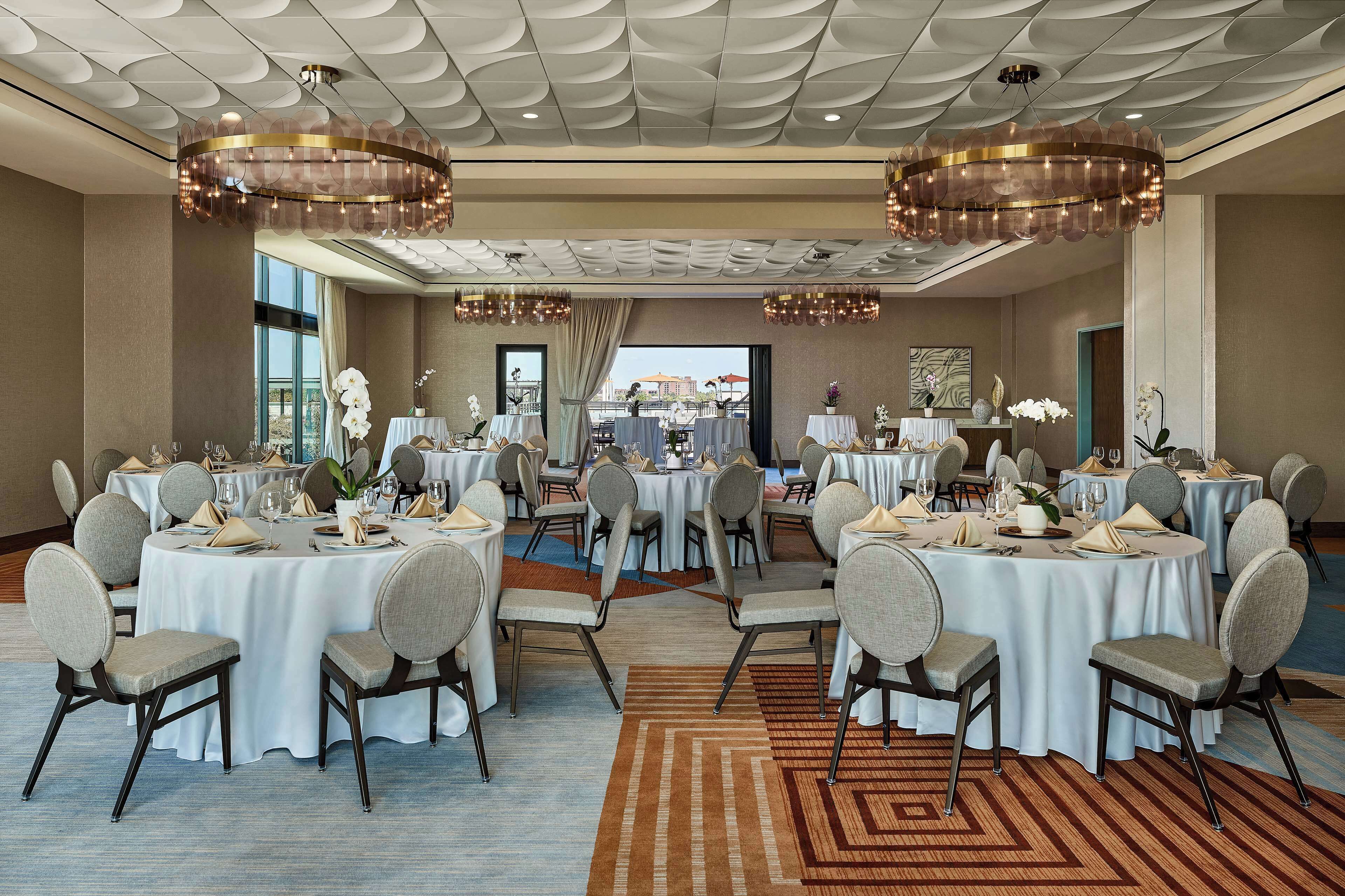 Lively Hotel on OAK Oklahoma City Tapestry by Hilton