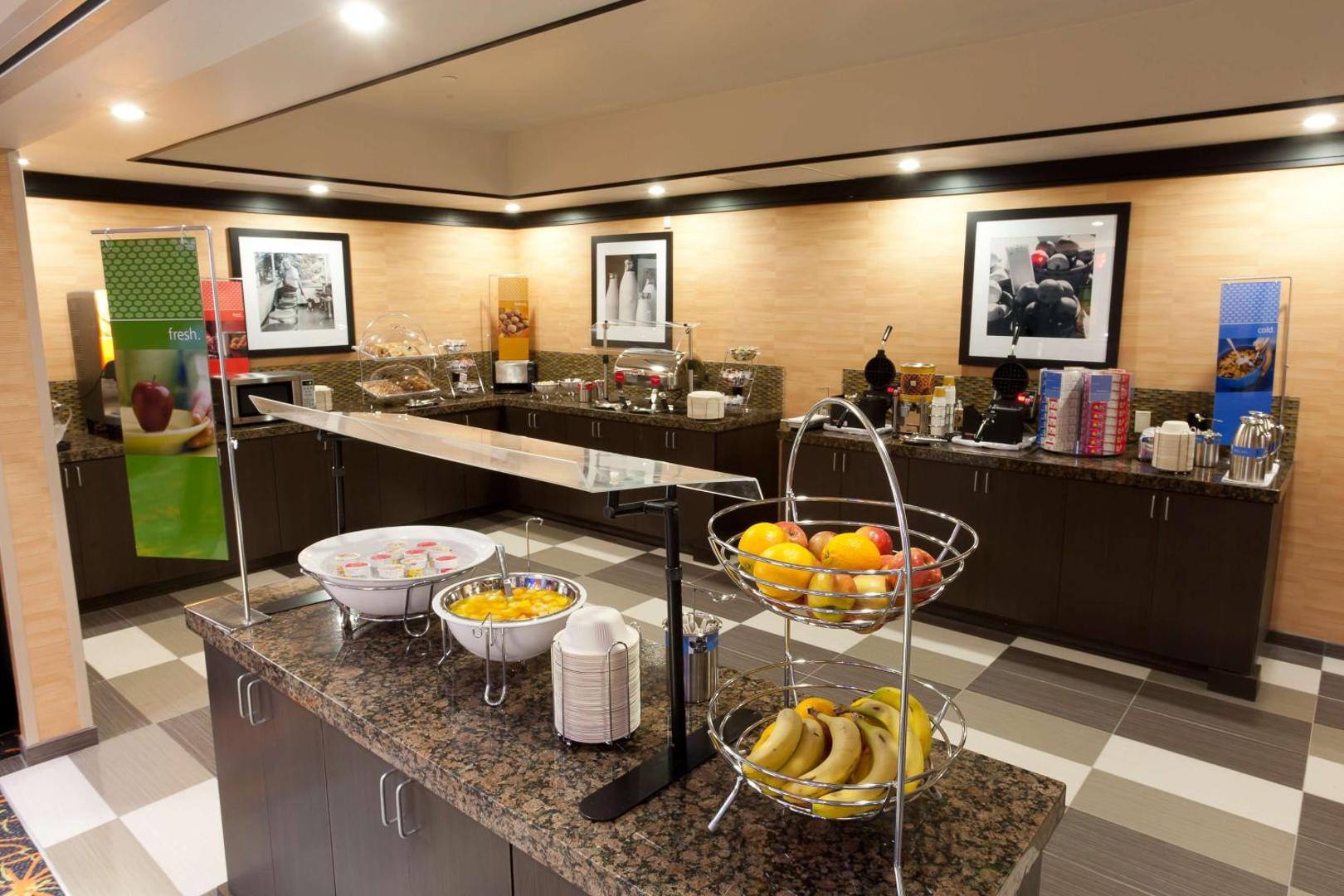 Hampton Inn & Suites Tulsa/Central Hampton Inn & Suites Tulsa/Central