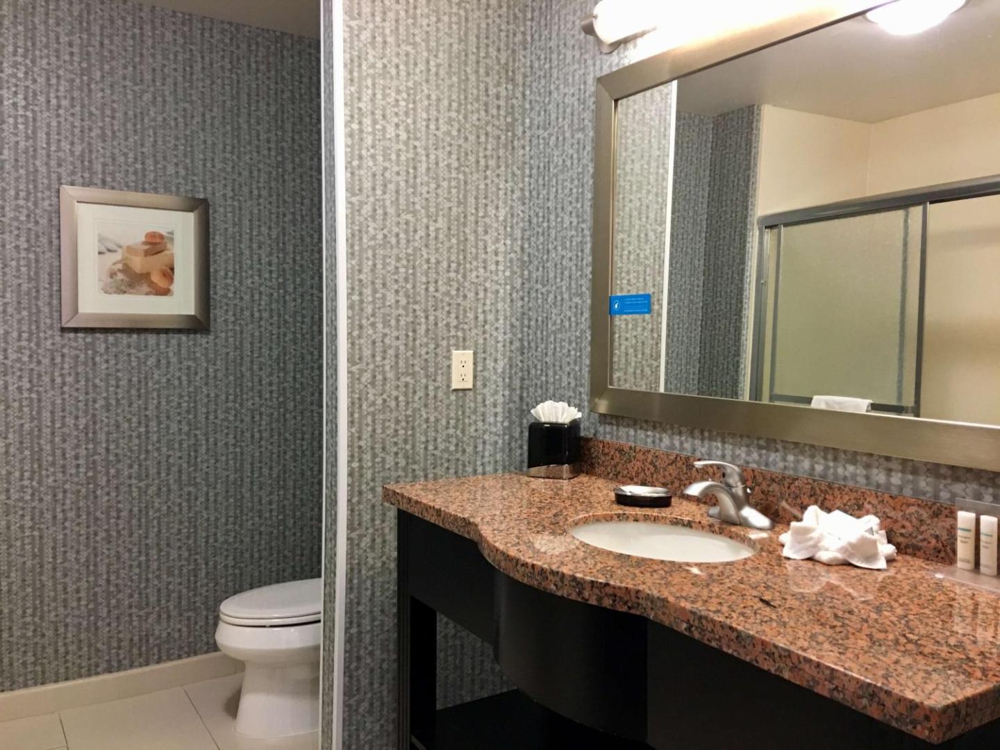 Hampton Inn & Suites Tulsa/Central Hampton Inn & Suites Tulsa/Central