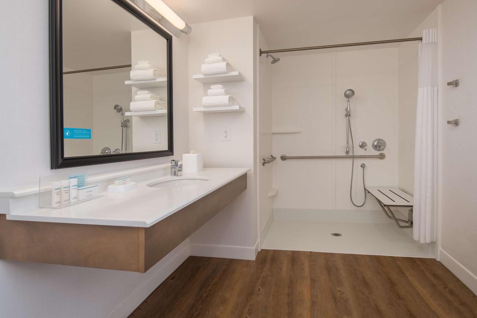 Hampton Inn & Suites by Hilton Portland-Pearl District Hampton Inn & Suites by Hilton Portland-Pearl District