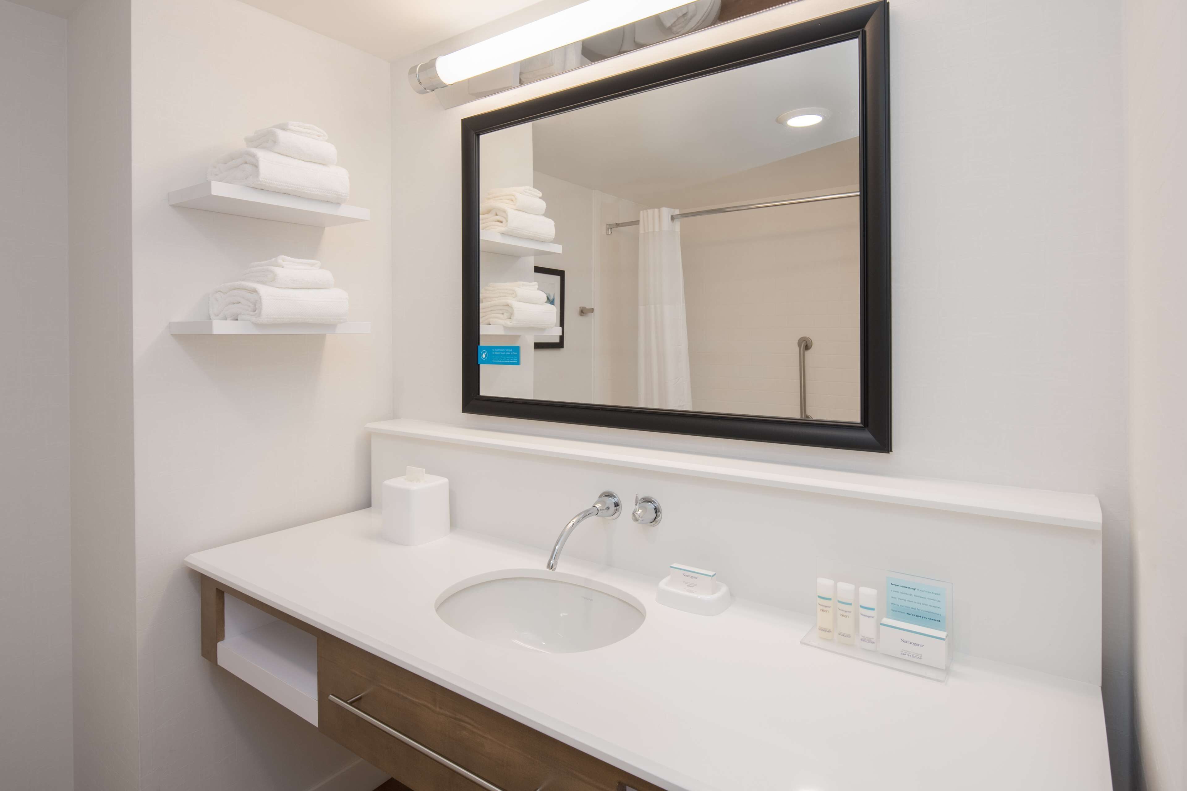 Hampton Inn & Suites by Hilton Portland-Pearl District Hampton Inn & Suites by Hilton Portland-Pearl District