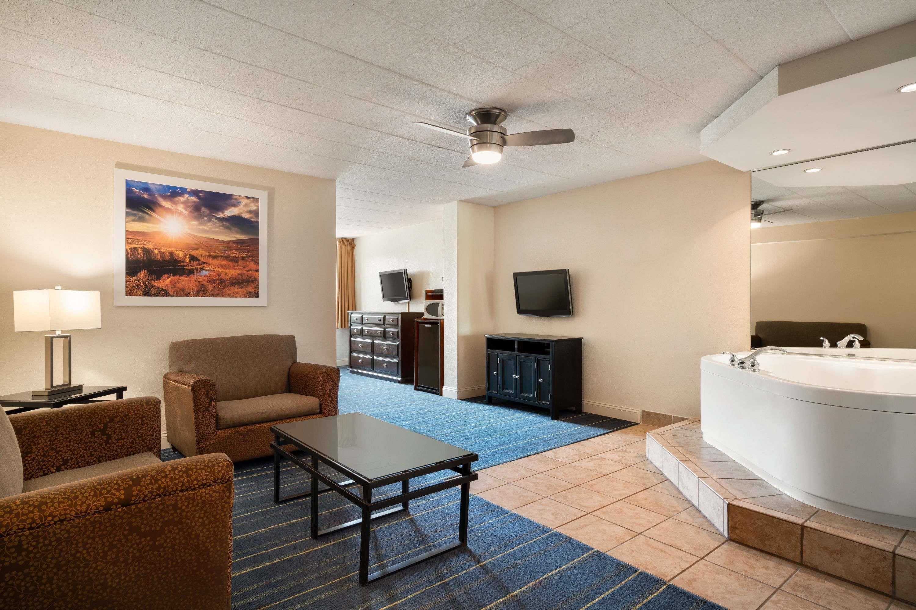 Days Hotel by Wyndham Allentown Airport / Lehigh Valley