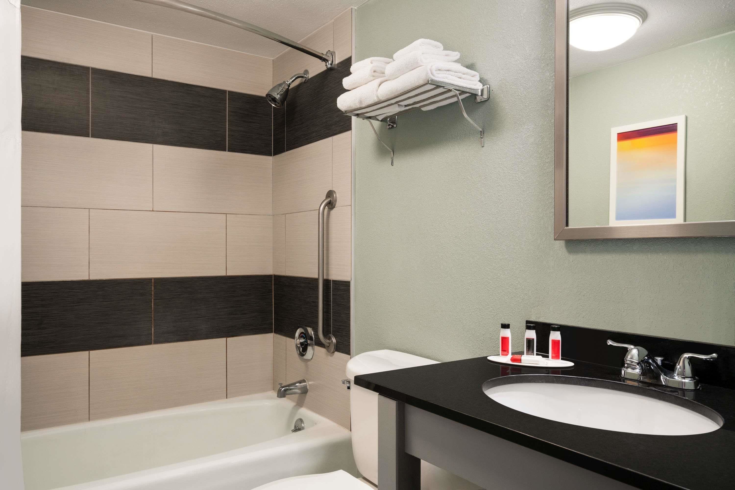 Days Hotel by Wyndham Allentown Airport / Lehigh Valley