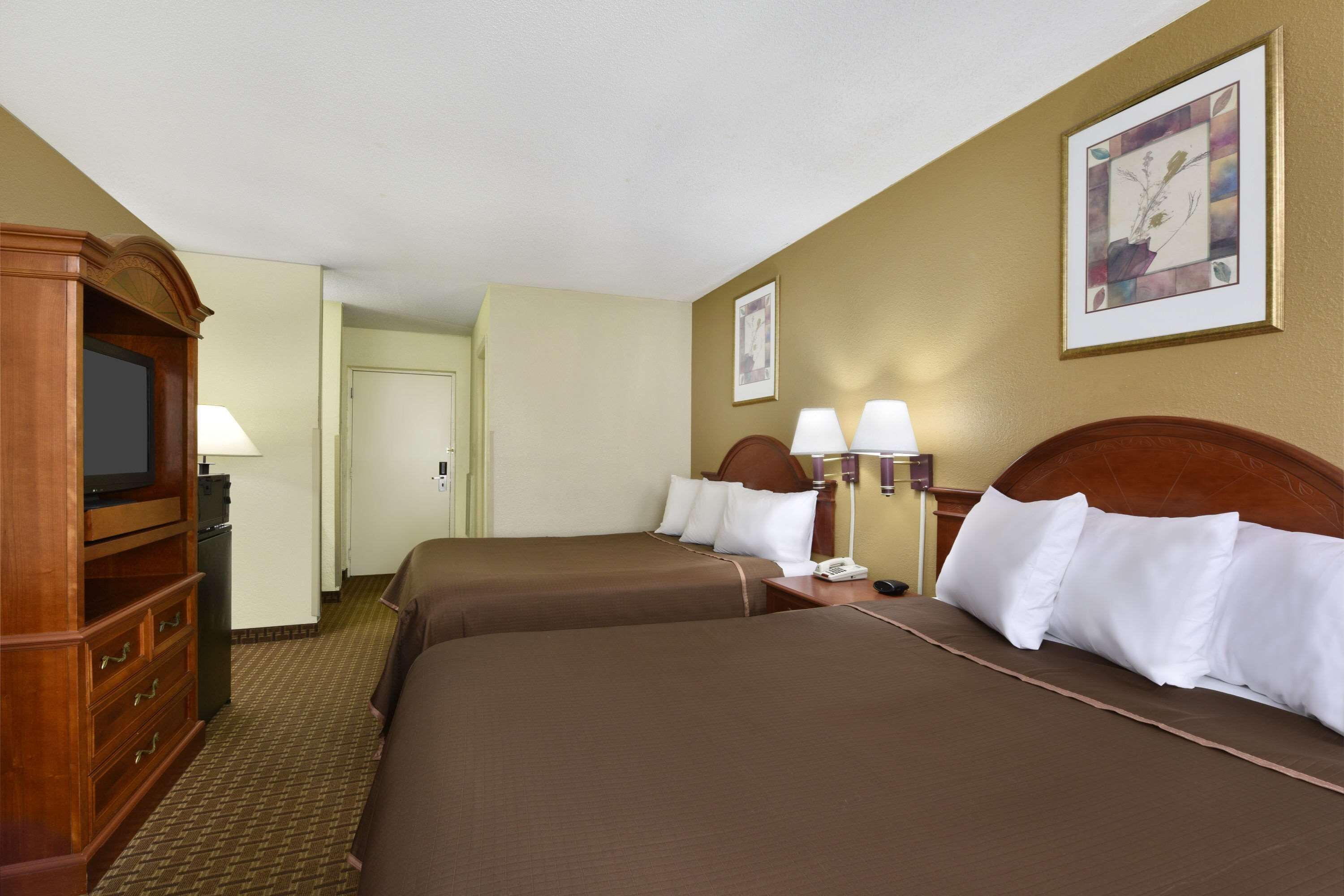 Howard Johnson by Wyndham Allentown/Dorney Hotel & Suites Howard Johnson by Wyndham Allentown/Dorney Hotel & Suites