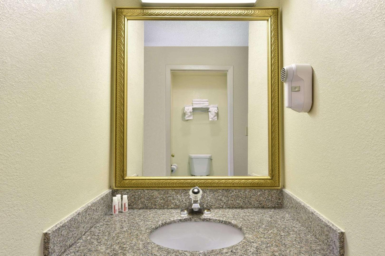 Howard Johnson by Wyndham Allentown/Dorney Hotel & Suites Howard Johnson by Wyndham Allentown/Dorney Hotel & Suites