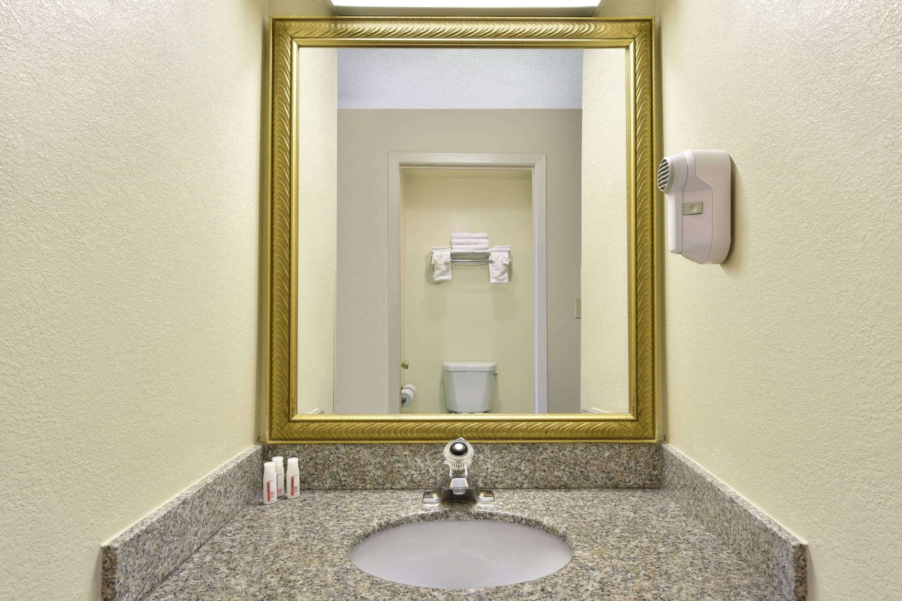 Howard Johnson by Wyndham Allentown/Dorney Hotel & Suites Howard Johnson by Wyndham Allentown/Dorney Hotel & Suites