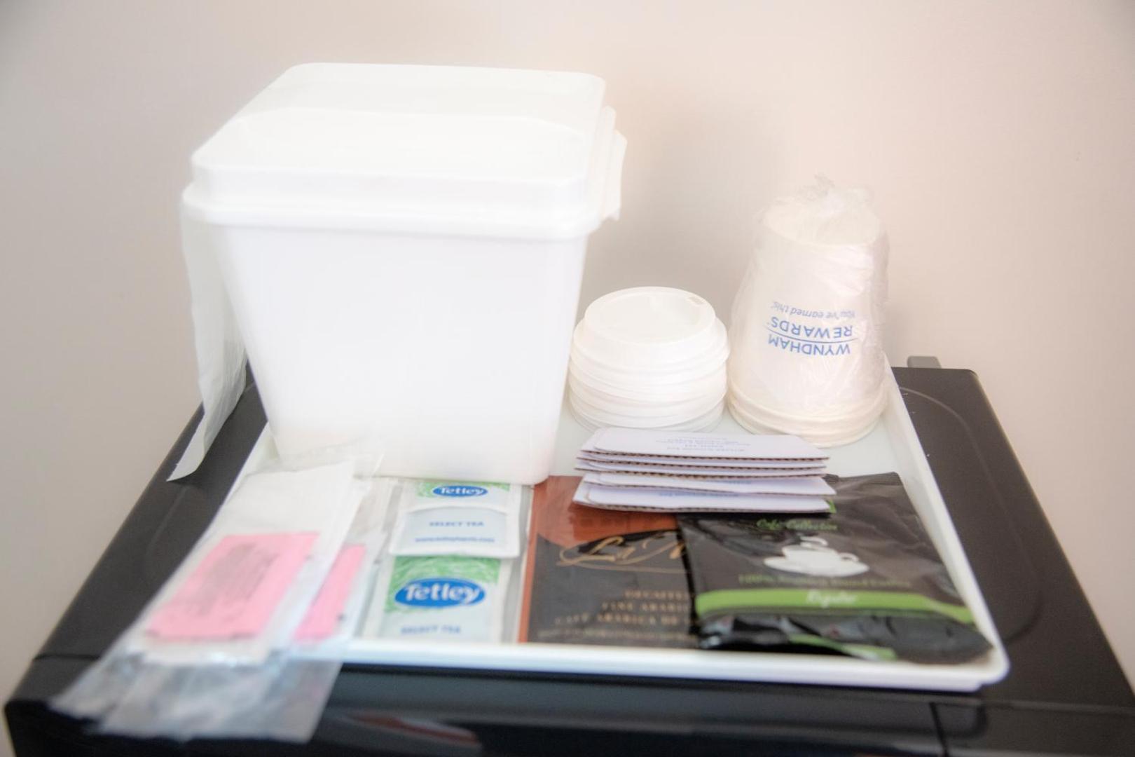 Howard Johnson by Wyndham Allentown/Dorney Hotel & Suites Howard Johnson by Wyndham Allentown/Dorney Hotel & Suites