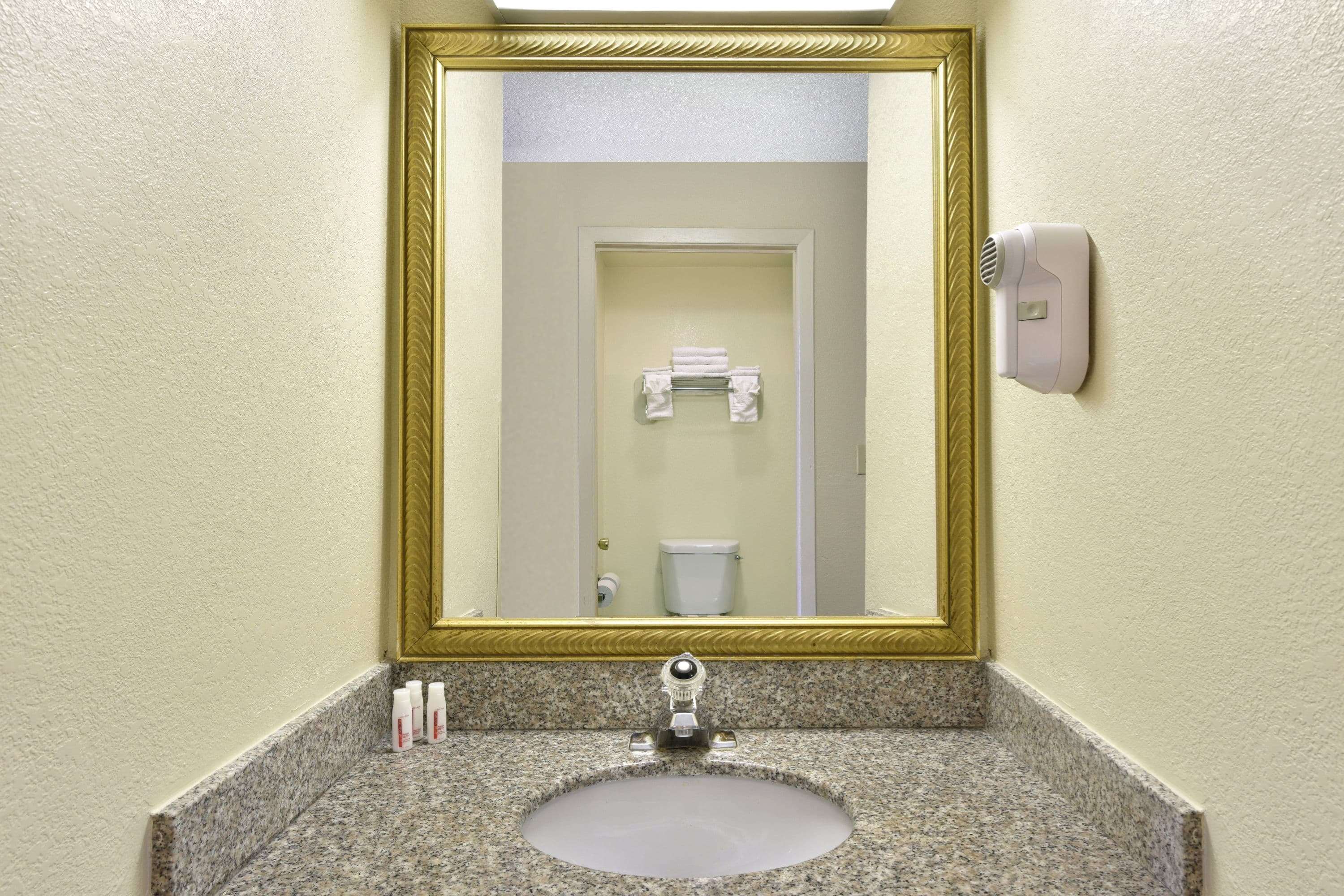 Howard Johnson by Wyndham Allentown/Dorney Hotel & Suites Howard Johnson by Wyndham Allentown/Dorney Hotel & Suites