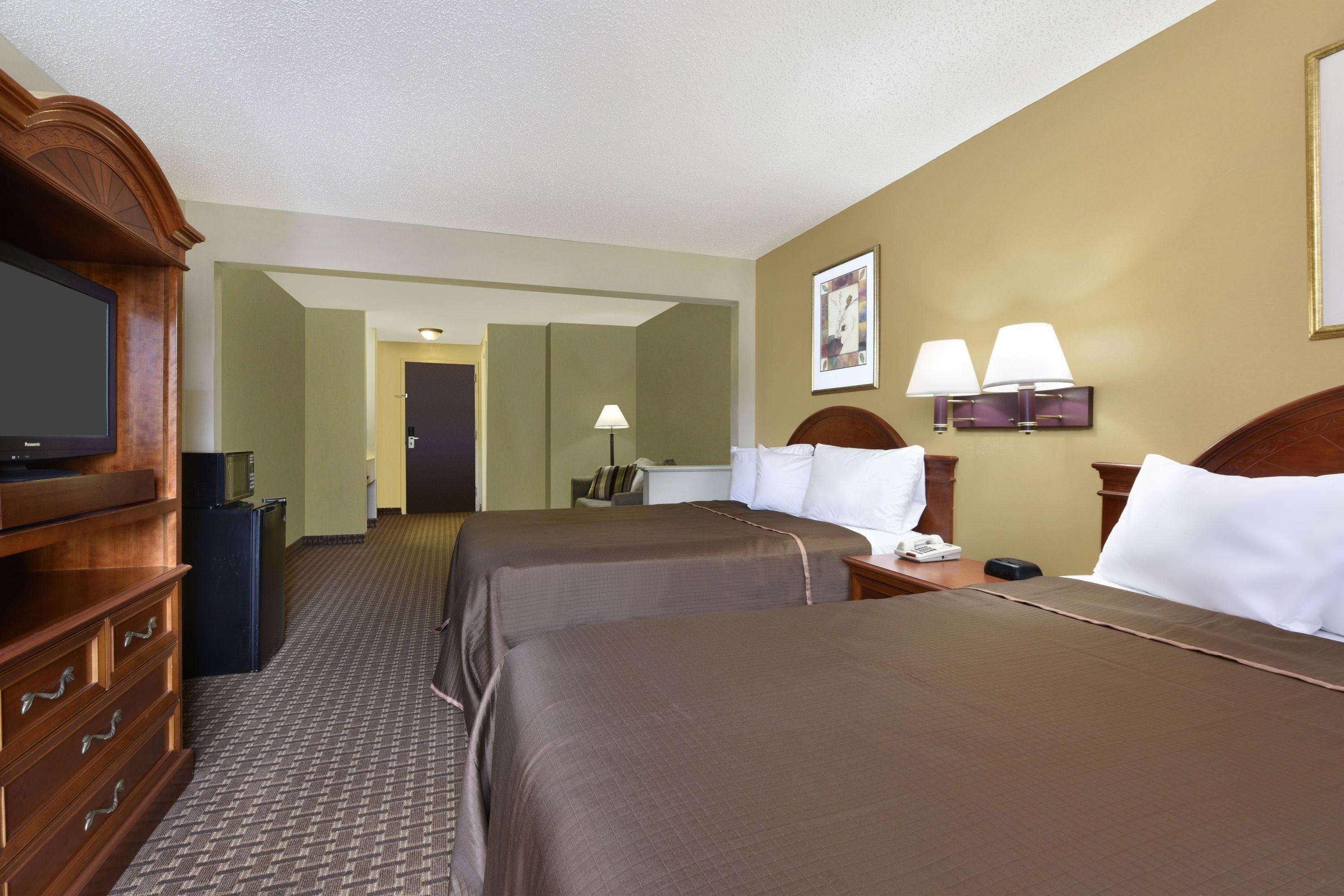 Howard Johnson by Wyndham Allentown/Dorney Hotel & Suites Howard Johnson by Wyndham Allentown/Dorney Hotel & Suites