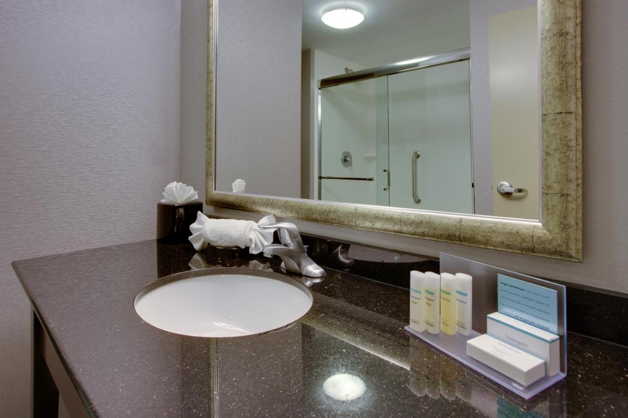 Hampton Inn & Suites Philadelphia/Bensalem Hampton Inn & Suites Philadelphia/Bensalem