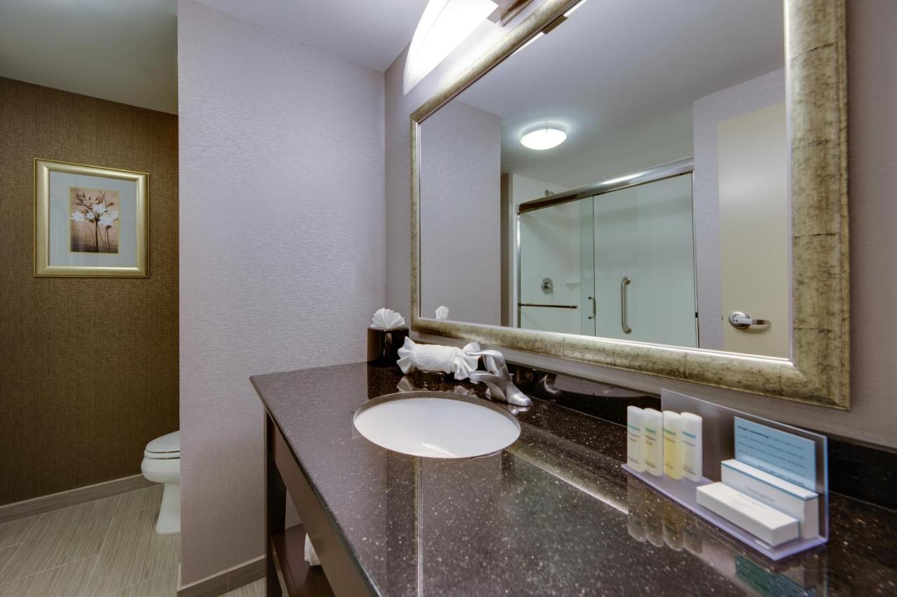 Hampton Inn & Suites Philadelphia/Bensalem Hampton Inn & Suites Philadelphia/Bensalem