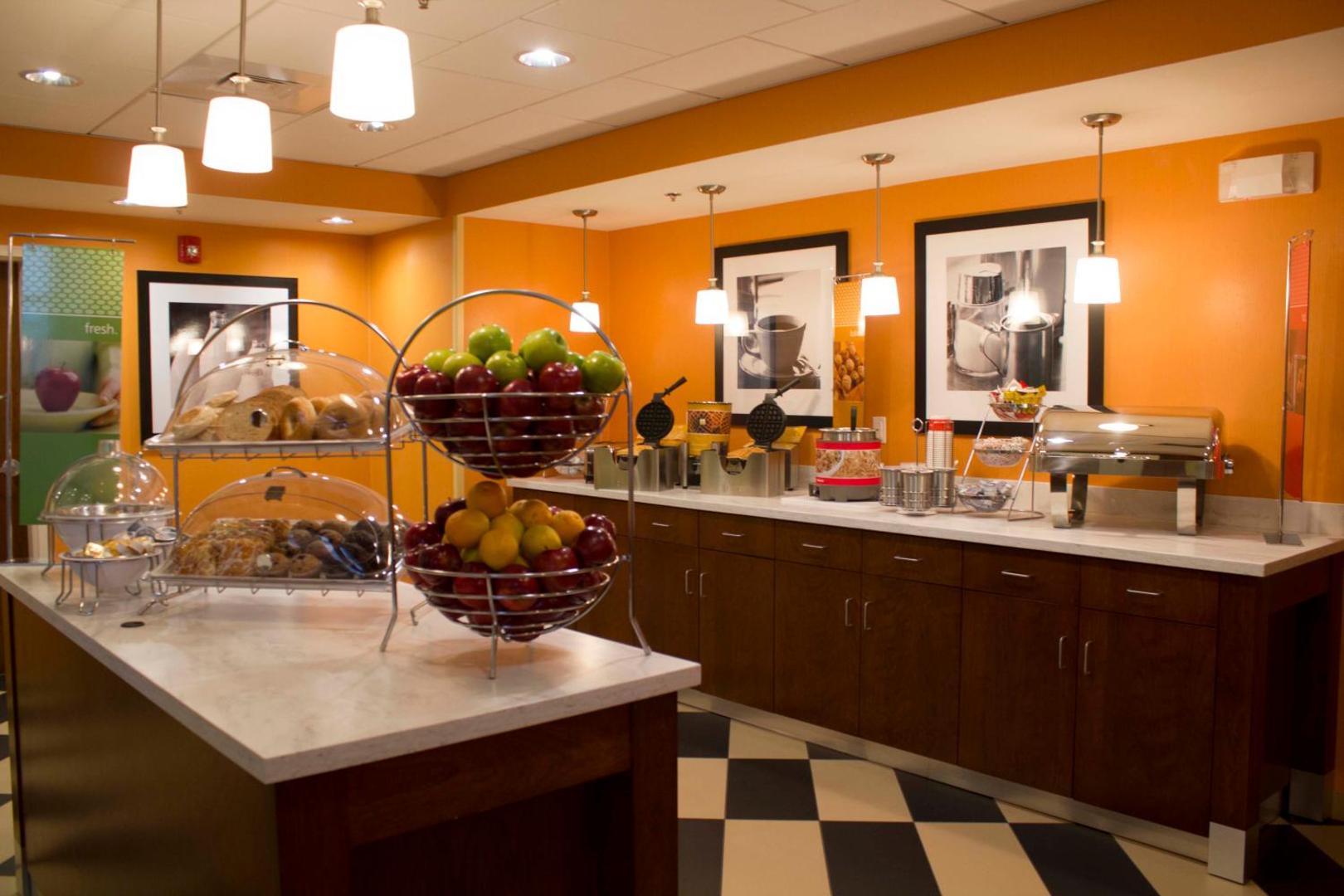 Hampton Inn & Suites Harrisburg/North Hampton Inn & Suites Harrisburg/North