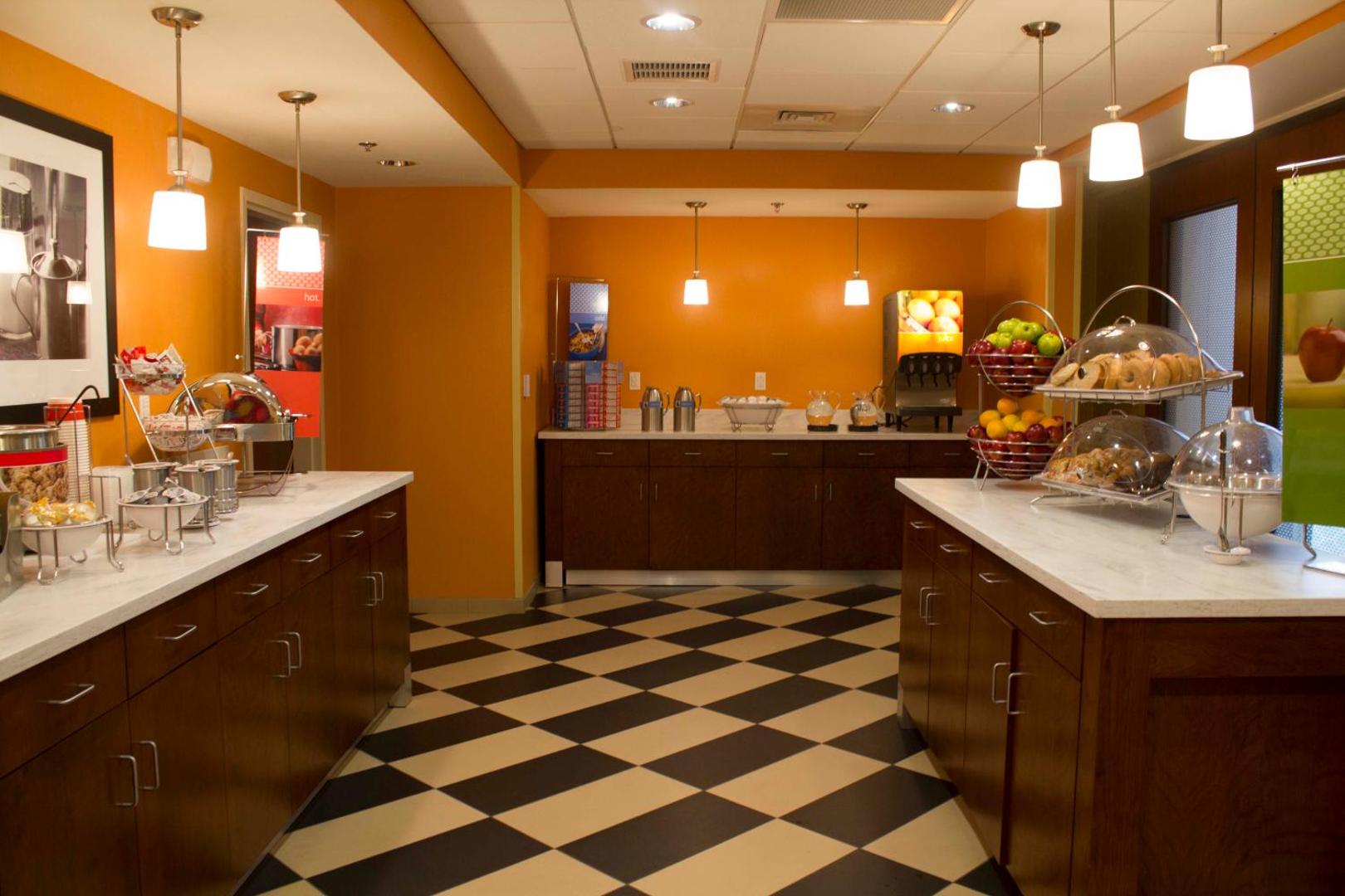 Hampton Inn & Suites Harrisburg/North Hampton Inn & Suites Harrisburg/North