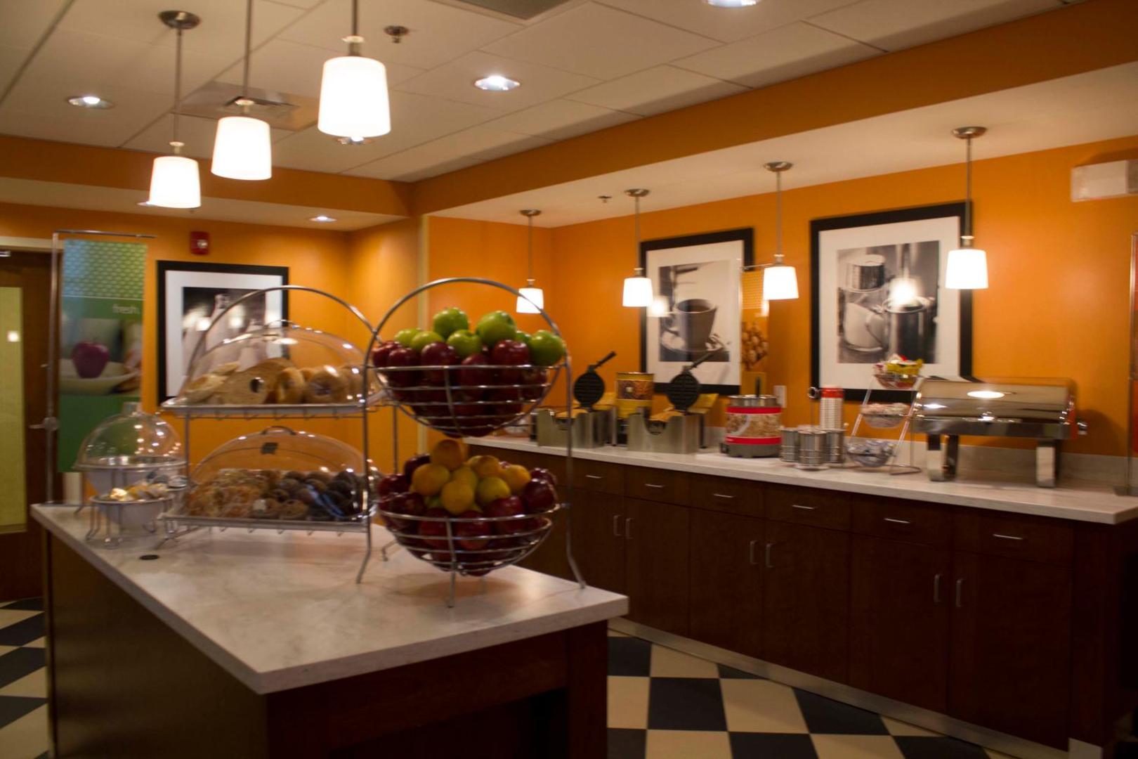 Hampton Inn & Suites Harrisburg/North Hampton Inn & Suites Harrisburg/North